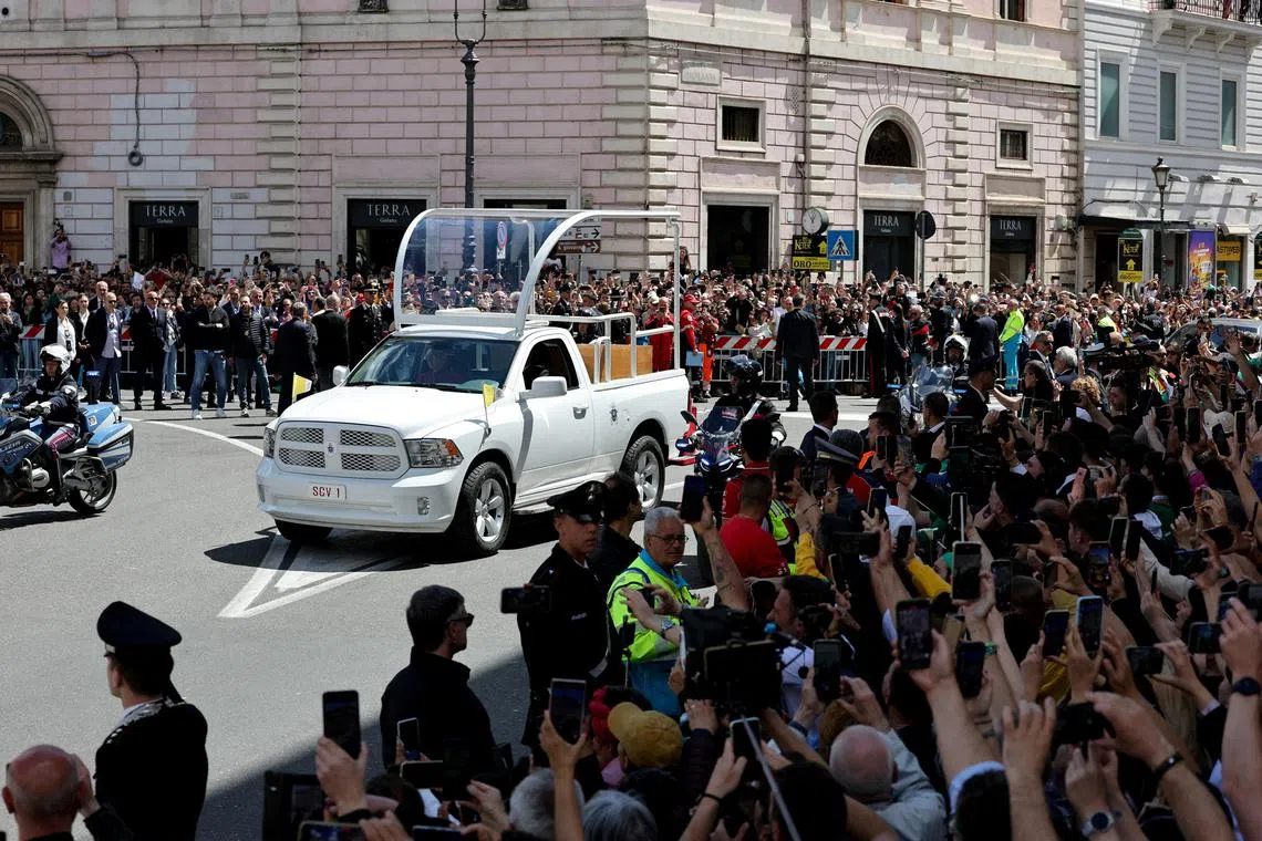 周六葬礼结束后，方济各的灵柩按他的遗愿送往罗马的圣母大殿安葬，沿途有众多信众送别。（路透社）