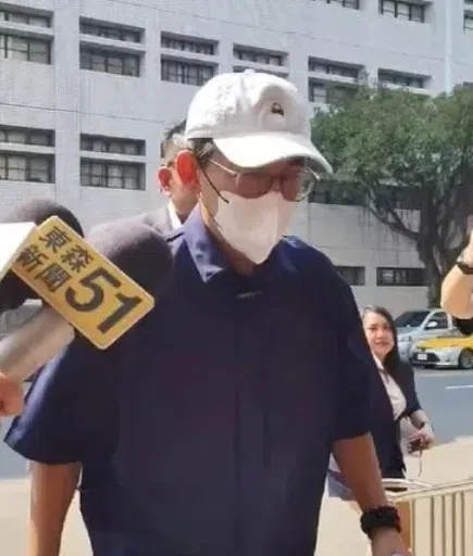 黄子佼上庭必穿深蓝色上衣。（互联网）