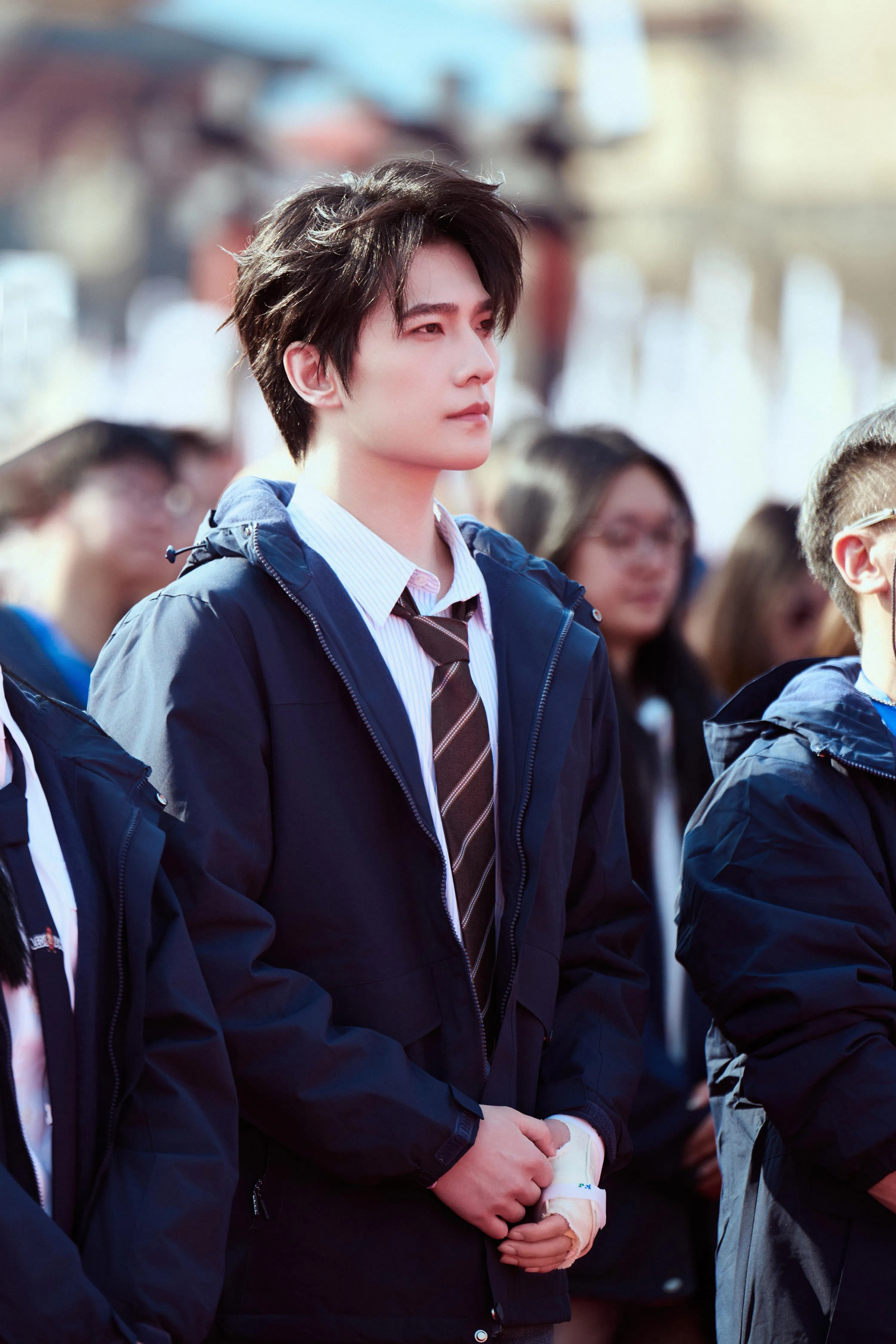 杨洋左手因骨折而缠绷带。（取自微博）