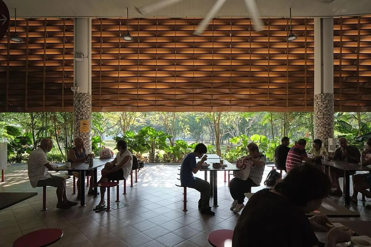 毗邻公园的白沙中熟食中心，提供不一样的视野。（王猷和摄）