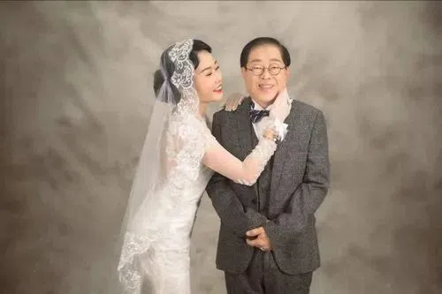 余凯慈（左）和戴华昌的结婚照。（互联网）