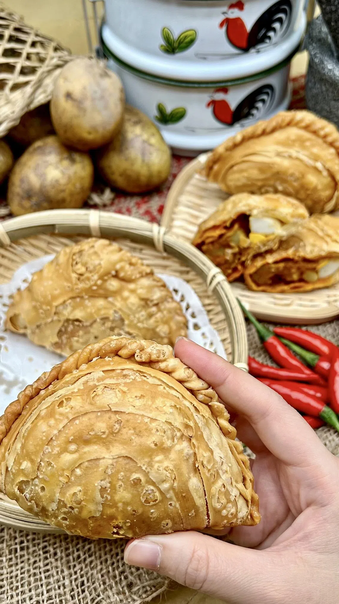 芳林咖喱角的外皮薄酥，形状好看。（品牌提供）