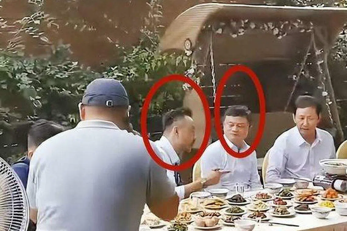 中国媒体星期五（6月16日）上传的照片显示，马云（右二）与湖南卫视主持人汪涵（中）等聚餐，马云看起来身材发福。（取自快科技）