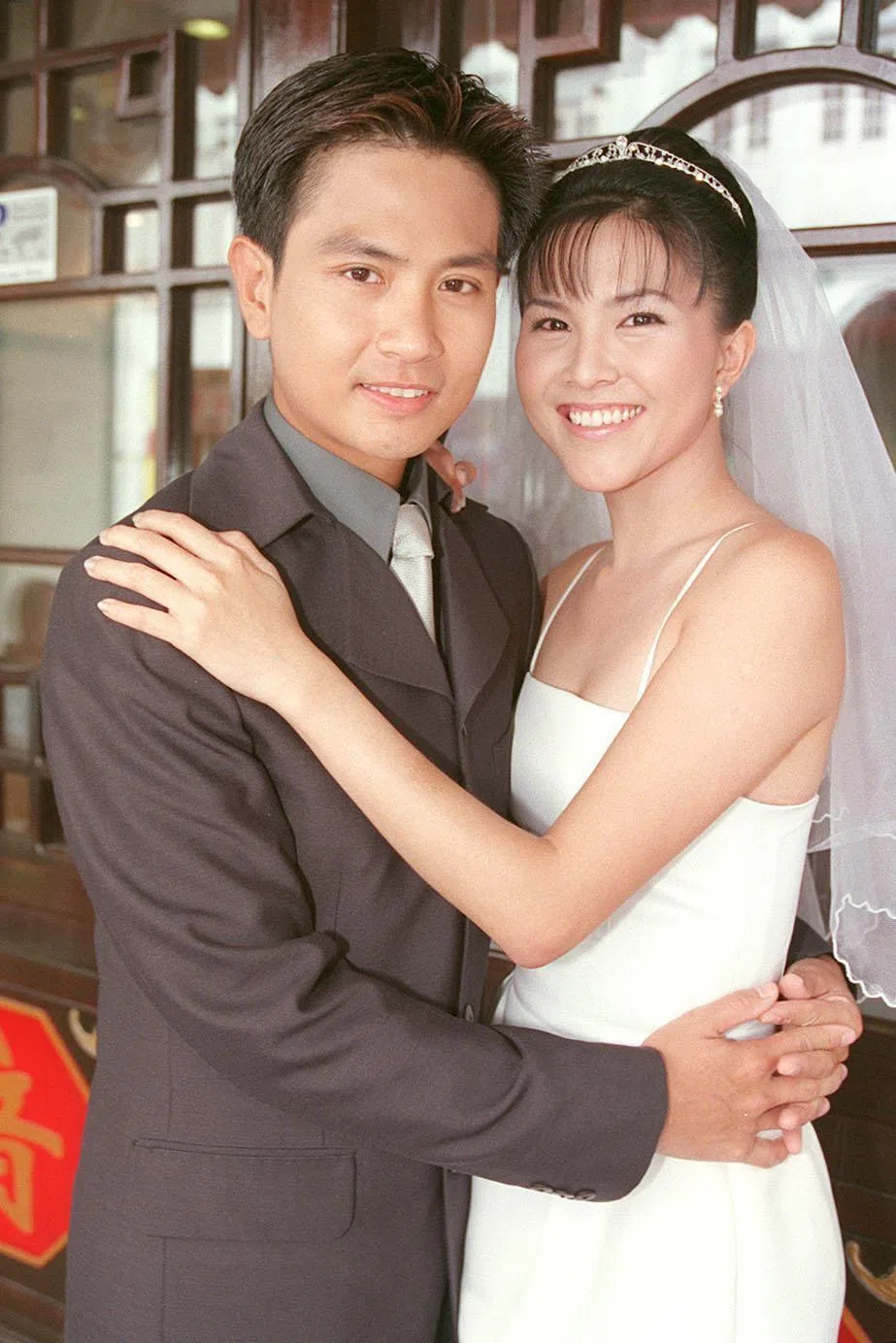 周初明和陈怡璇2000年拍婚纱照时，双双接受《联合早报》访问。（档案照）