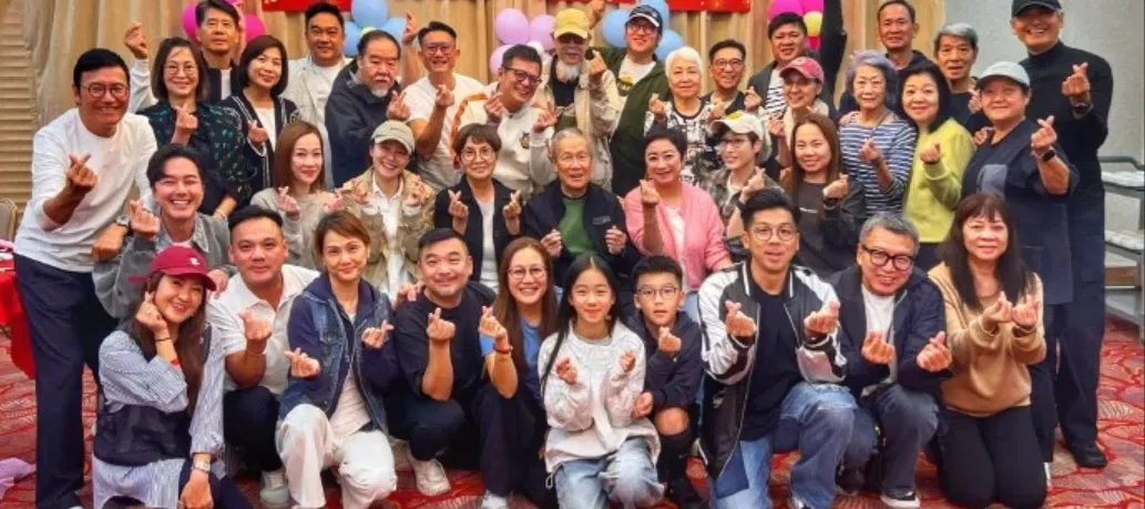 周润发（最后排右一）为十月寿星办生日会，场面盛大热闹。（取自陈法蓉微博）