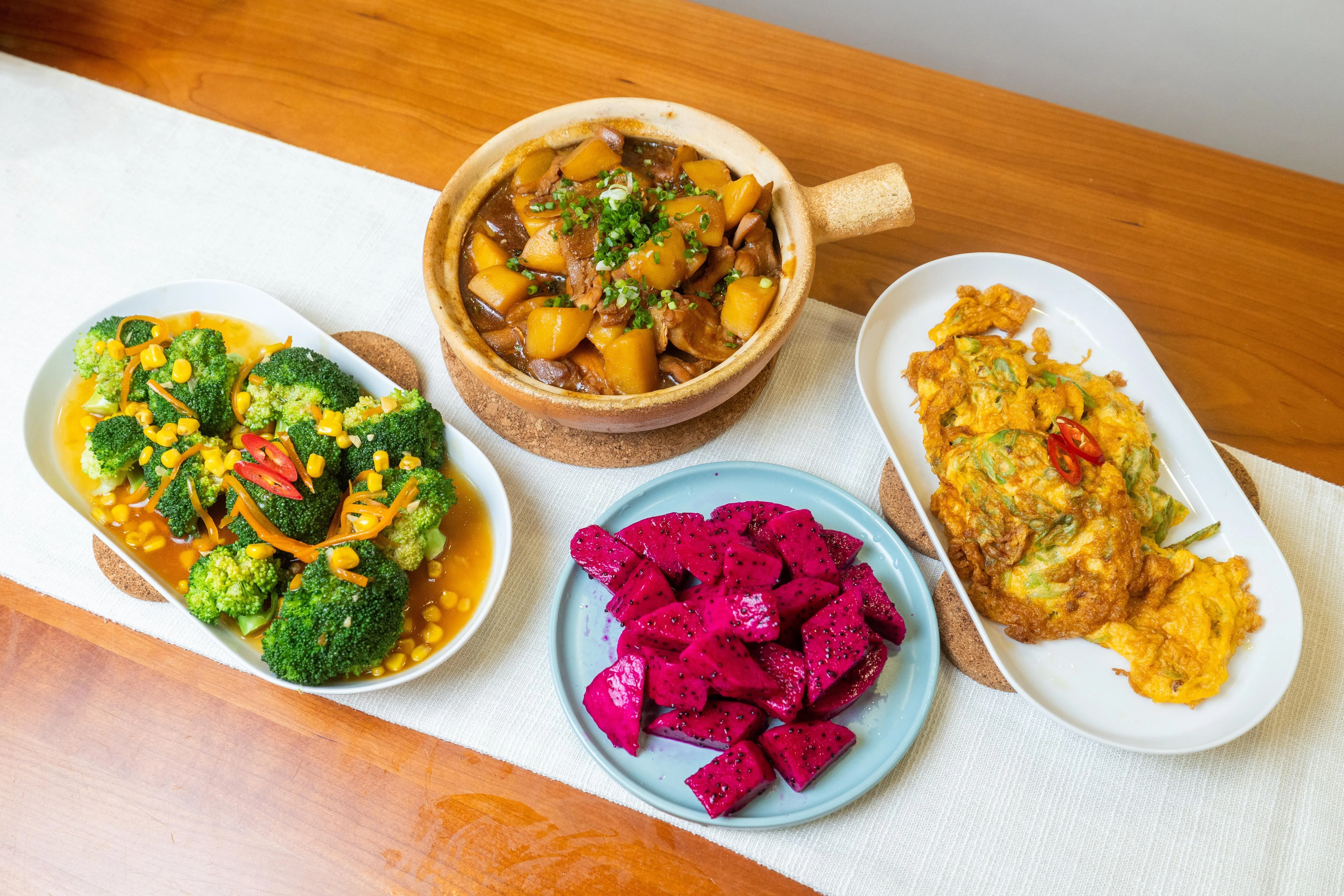 Oukay Chef每天的菜单不同，晚餐固定有三菜加一份水果。外加米饭需另付费。（吴先邦摄）