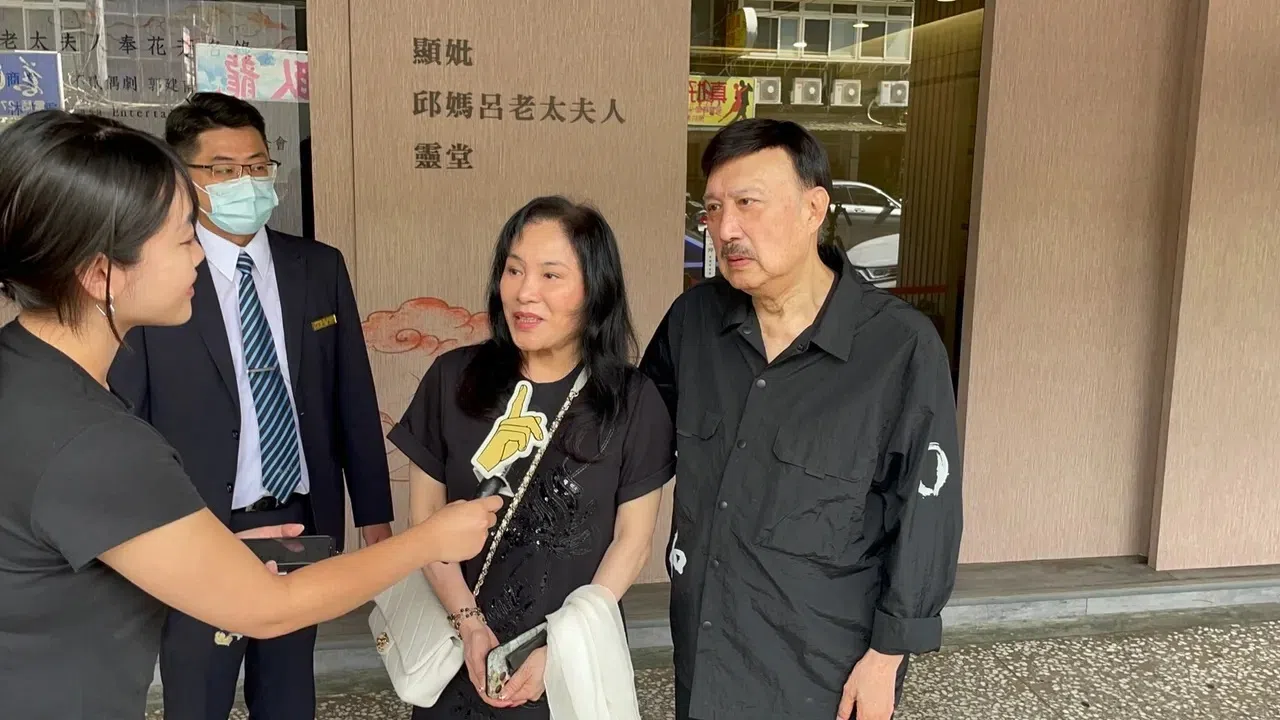 余天（右一）、李亚萍（右二）与宽姐有40多年的交情。（互联网）