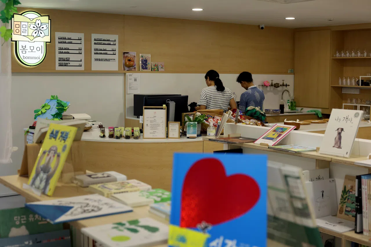 害羞的Yuree（左）与金银玉不愿拍正脸，躲到厨房里工作。（龙国雄摄）