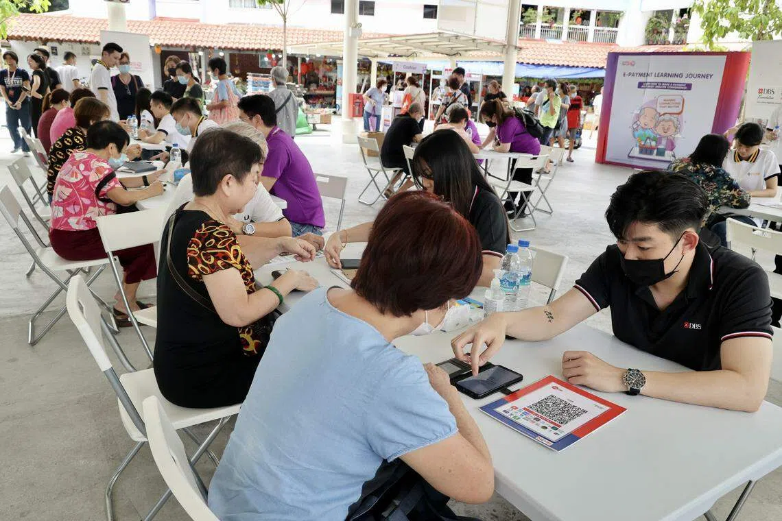社区组织经常举办培训活动，帮助年长者掌握数码技能，包括使用电子支付。（档案照片）