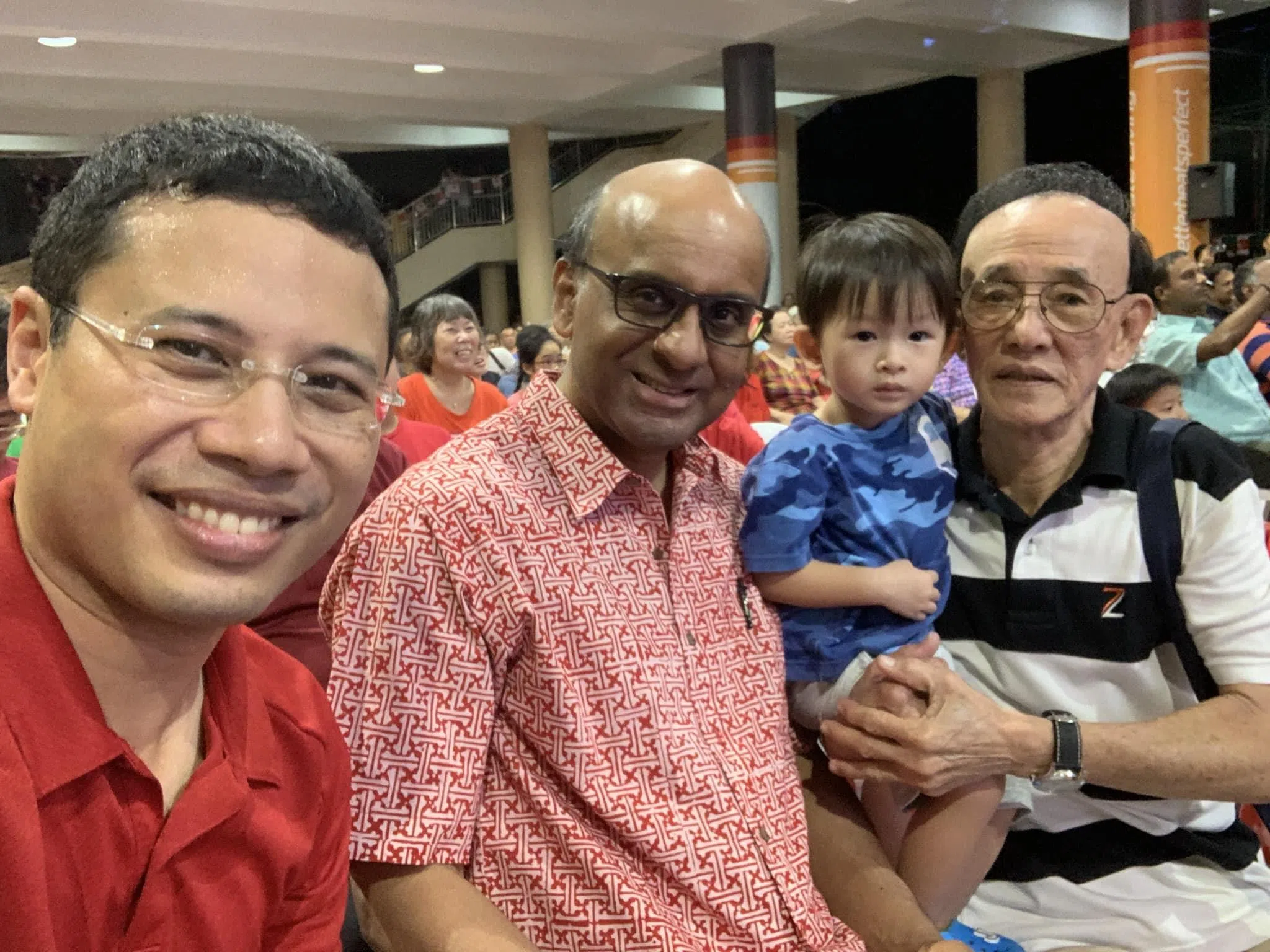 曾是裕廊集选区议员的李智陞（左）在脸书发文感谢尚达曼（中），并附上两人2019年8月在裕泉区国庆日嘉年华的合照。（取自李智陞脸书）