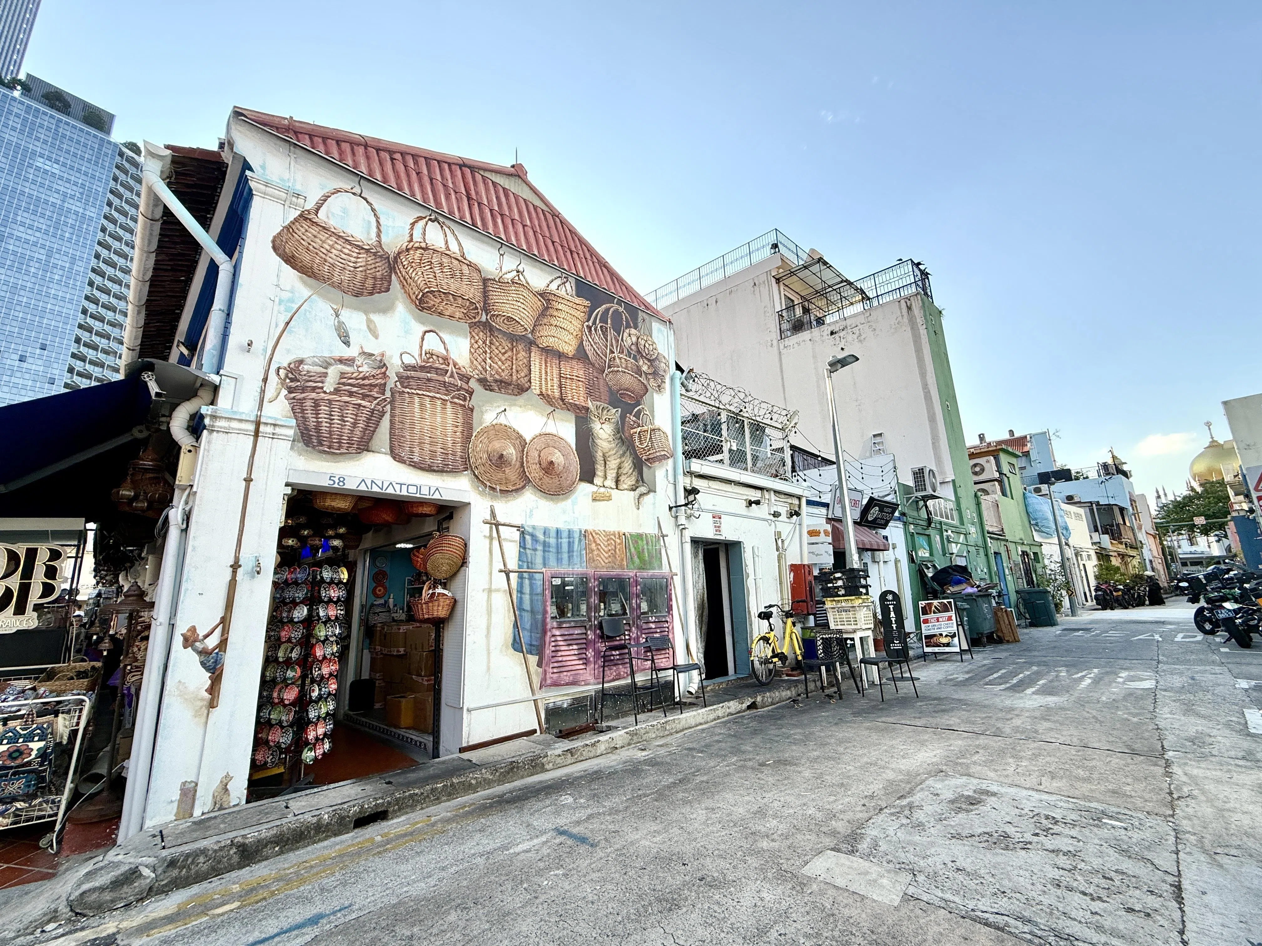 有趣壁画在甘榜格南期待与路人相遇。（陈映蓁摄）