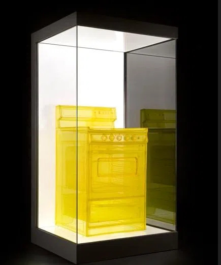 韩国徐道濩以聚酯织物、不锈钢丝和玻璃展柜，配LED灯打造“Stove，Unit 2，348 West 22nd St，New York，NY 10011，USA”（2015）。（艺术家提供，Taegsu Jeon拍摄）