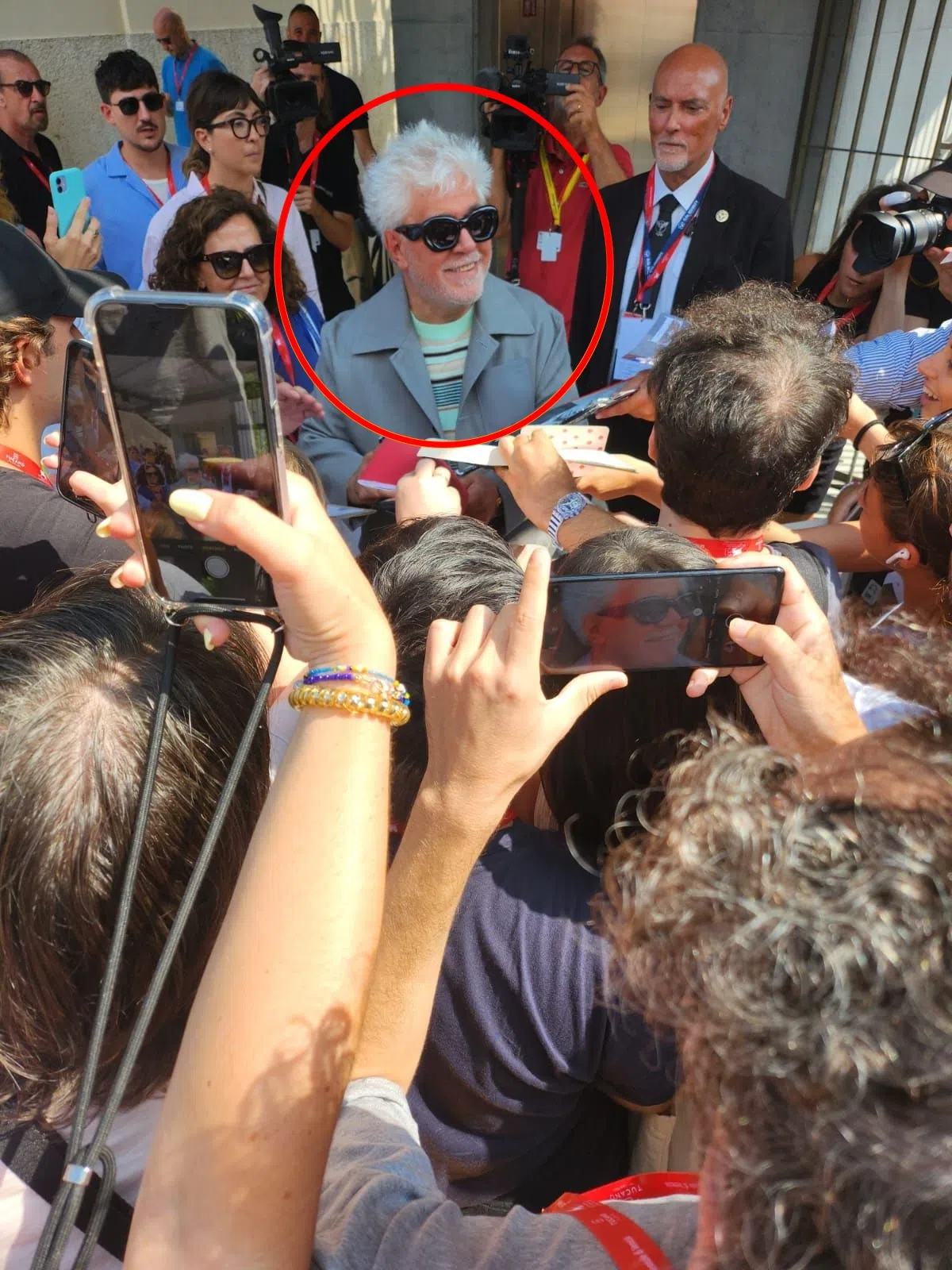 杨修华在场外变身小粉丝，抢拍自己很喜欢的导演阿尔摩多华身影（红圈者）。（受访者提供）