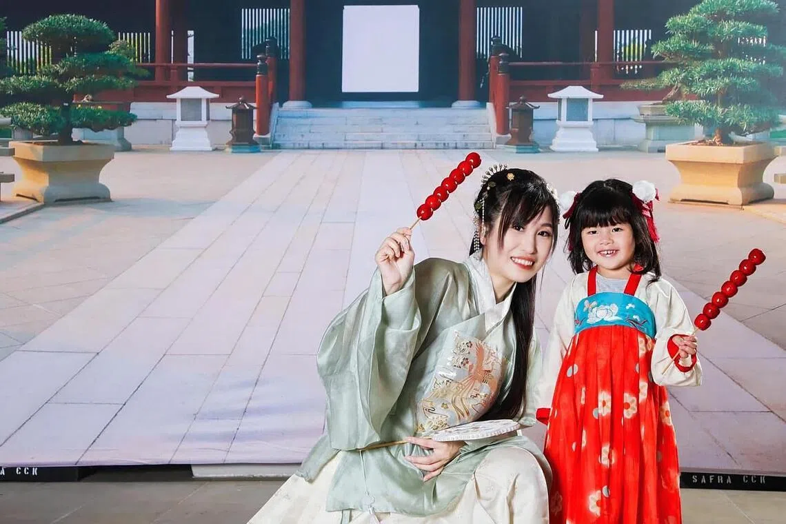 公众可在文Fun节嘉年华现场体验汉服换装，穿越古今拍照留念。（“慕容汉服”提供）