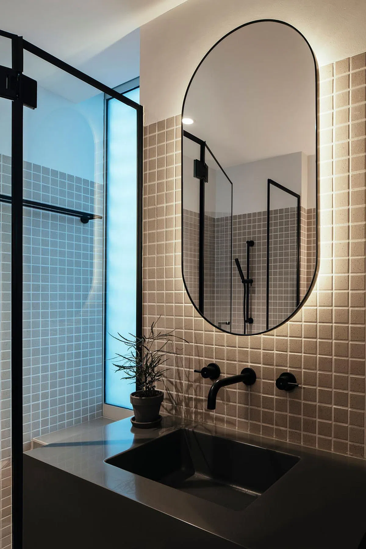 卫浴间的圆角镜子呼应一室“圆满”的设计特色。