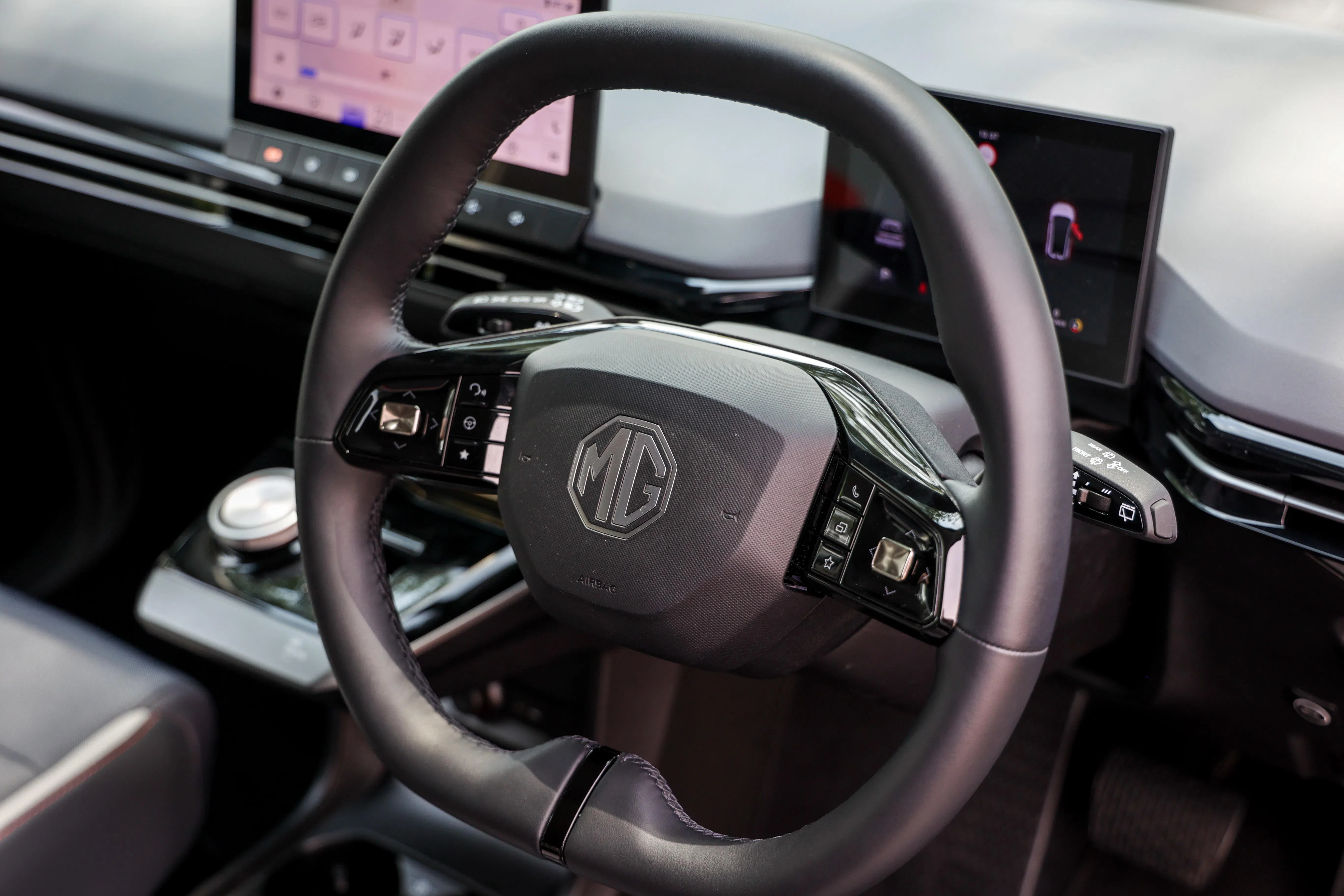 方向盘有两个快捷键，可设置冷气、驾驶模式、360度全景影像系统等。（叶振忠摄）