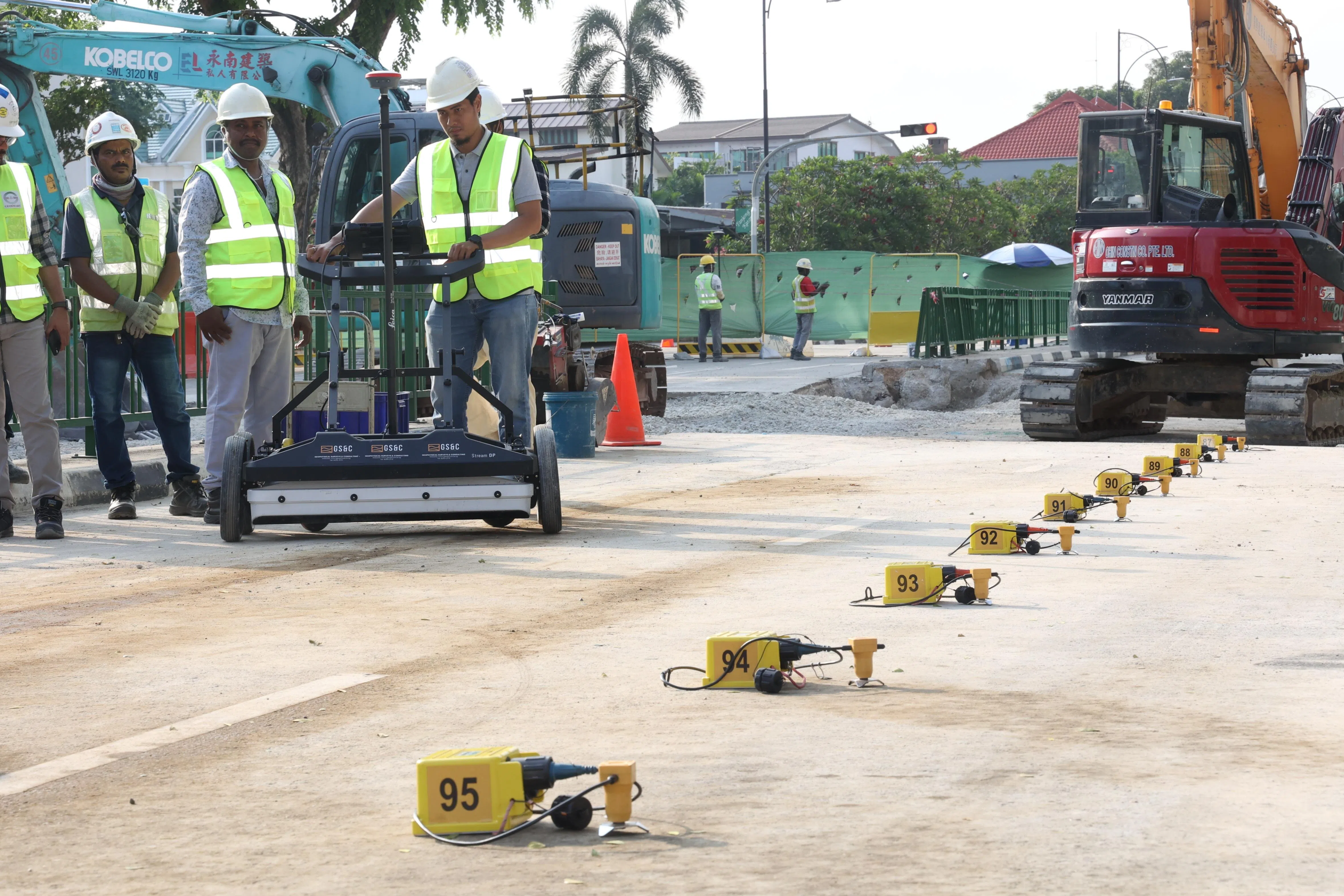 公用局正日以继夜抢修，目前进行了多次扫描、探测和测试，以验证地基的稳定性。（郑一鸣摄）