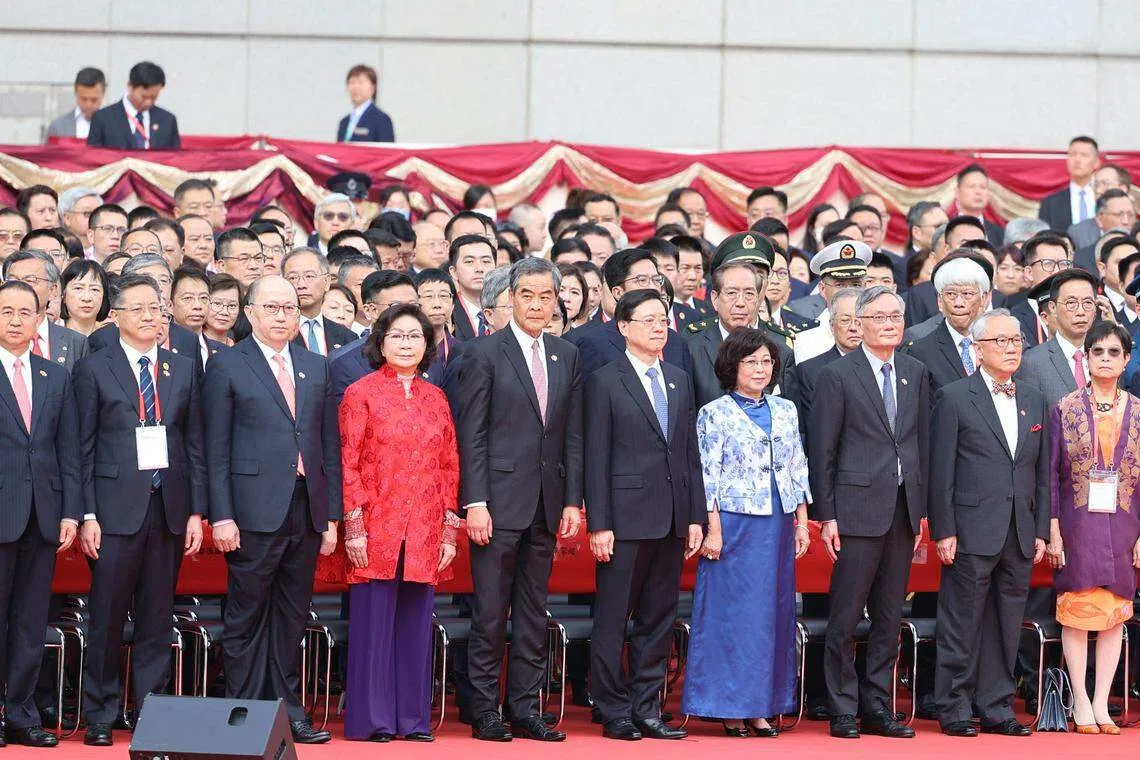 港府与北京驻港高官7月1日出席在湾仔金紫荆广场举行的香港回归26周年庆典升旗仪式。（法新社）