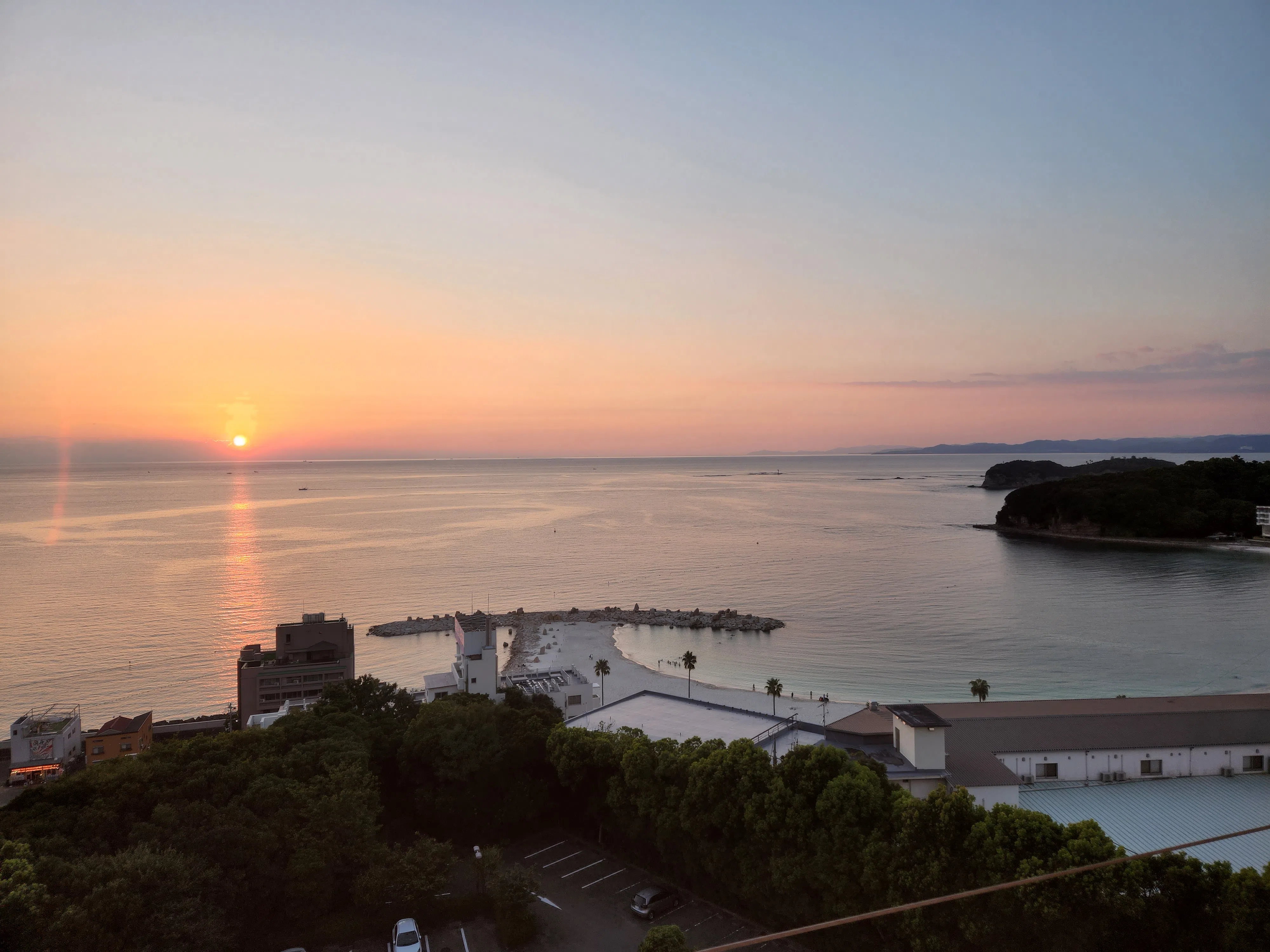 泡在南纪白滨酒店客房的温泉内，眺望一轮红日渐渐沉入大海。（丁威摄）