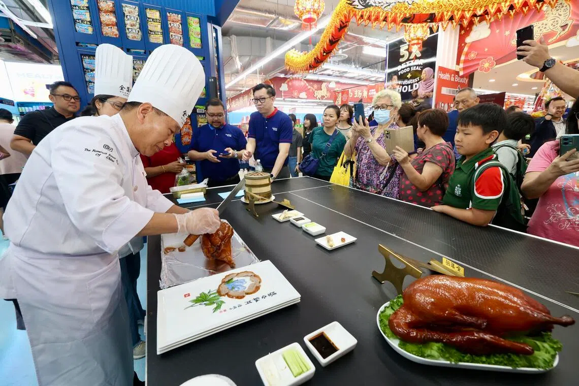 中国全聚德挂炉烤鸭技艺第六代传承人吴玉波，首次在海外示范北京烤鸭切片技艺。（邝启聪摄）