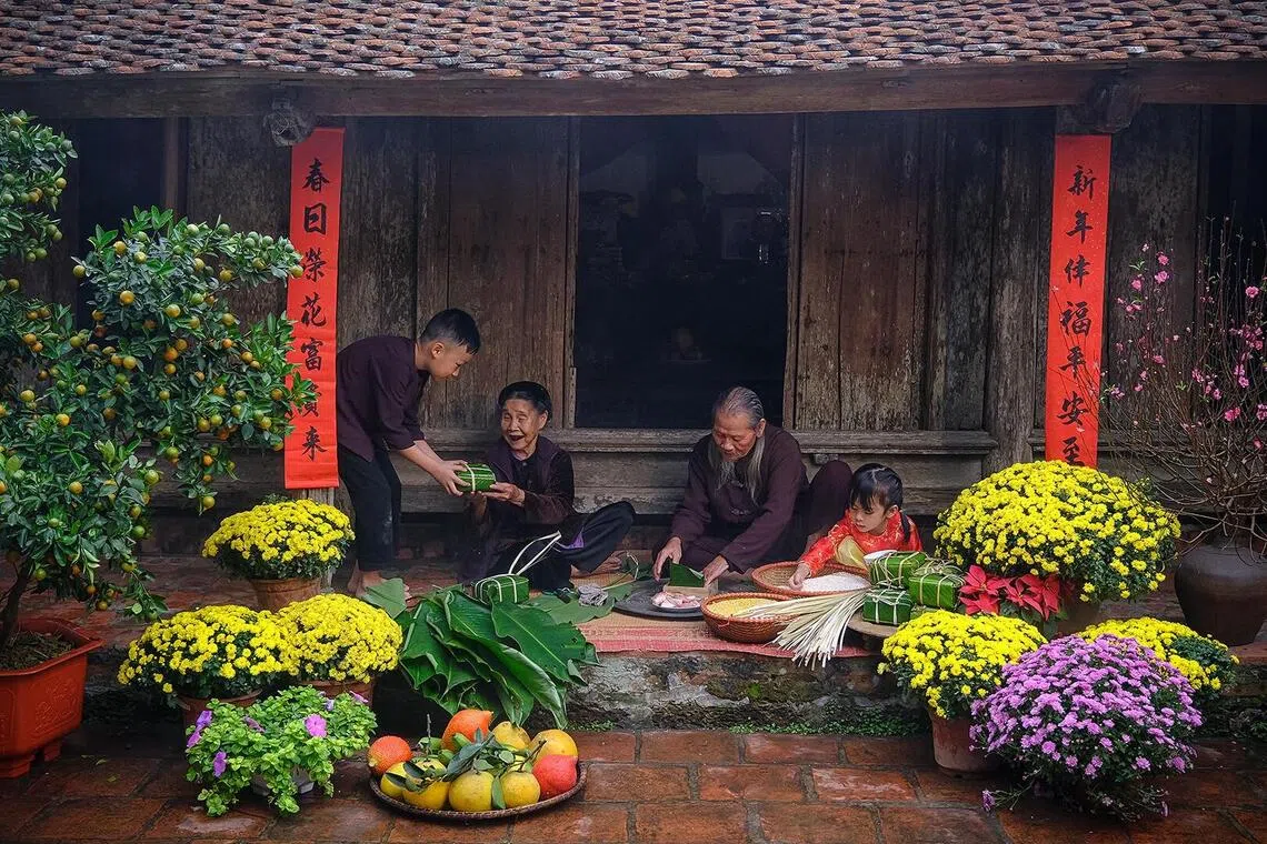 人物专题组PSS陆婉平纪念金奖：制作越南粽迎新年／Do Thi Thanh Binh（越南）（新加坡摄影学会提供）
