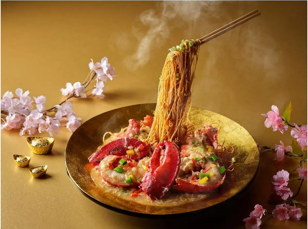 四川豆花饭庄的辣椒螃蟹龙虾飞天面（餐馆提供）。