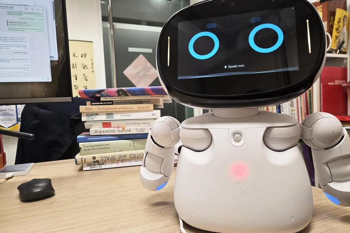 PCF Sparkle Care与新社科大合作展开的研究项目中，也采用一款从台湾购置，能与人沟通对话的Kebbi陪伴型机器。（新加坡社科大学提供）