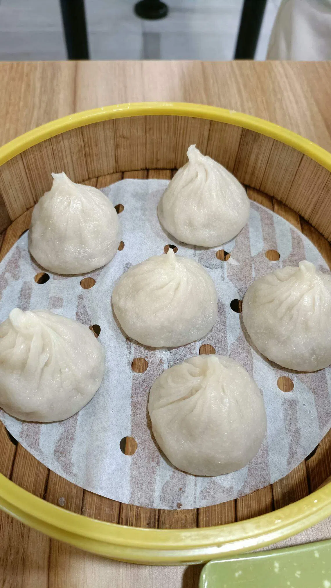 慧君拉面小笼包所售的小笼包，体积比一般稍大，馅料足，汤汁鲜。（黄亿敏摄）