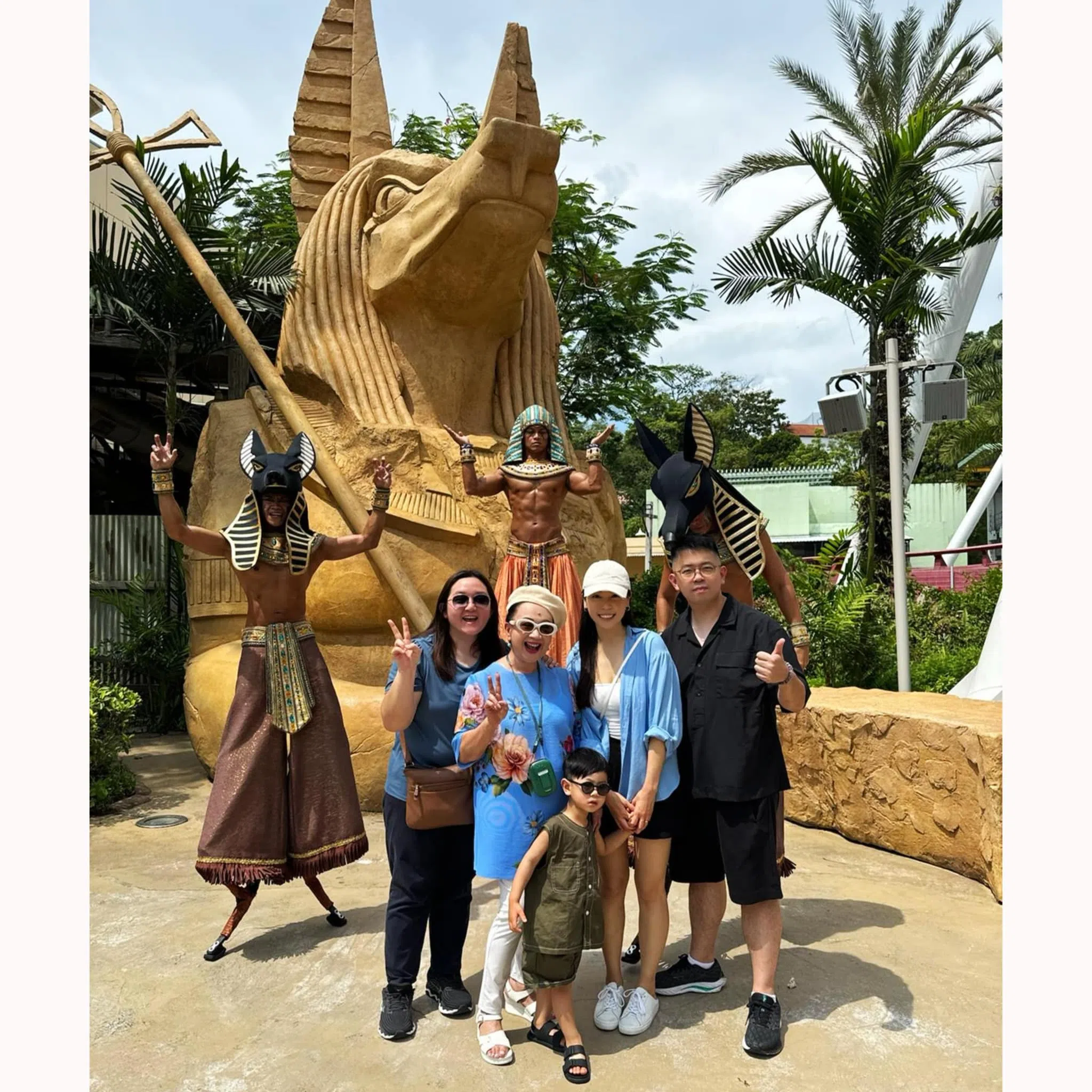 薛家燕（后排左二）与家人在环球影城留影，孙子（前）第一次来新加坡，更是玩得不亦乐乎。（取自薛家燕脸书）