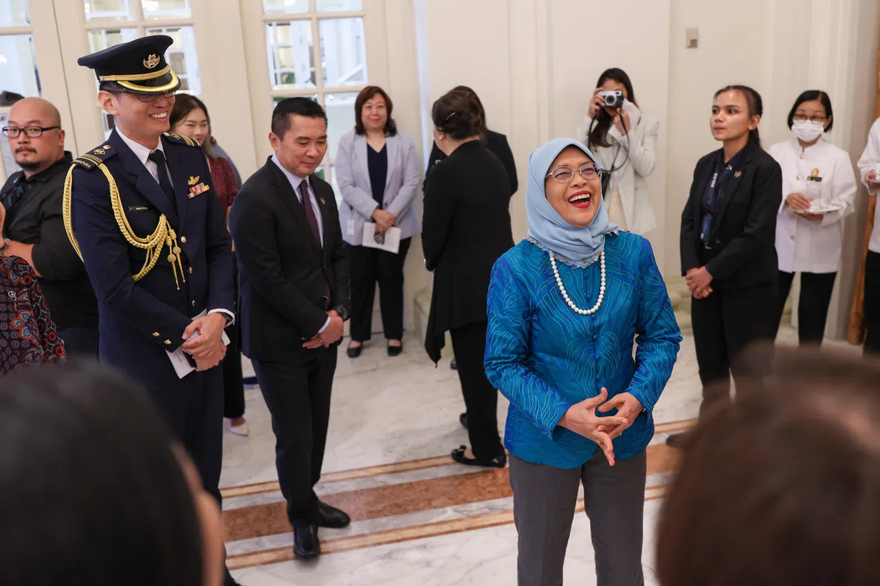 哈莉玛总统在会议之前与董事会多元化理事会成员寒暄，有说有笑。（白艳琳摄）