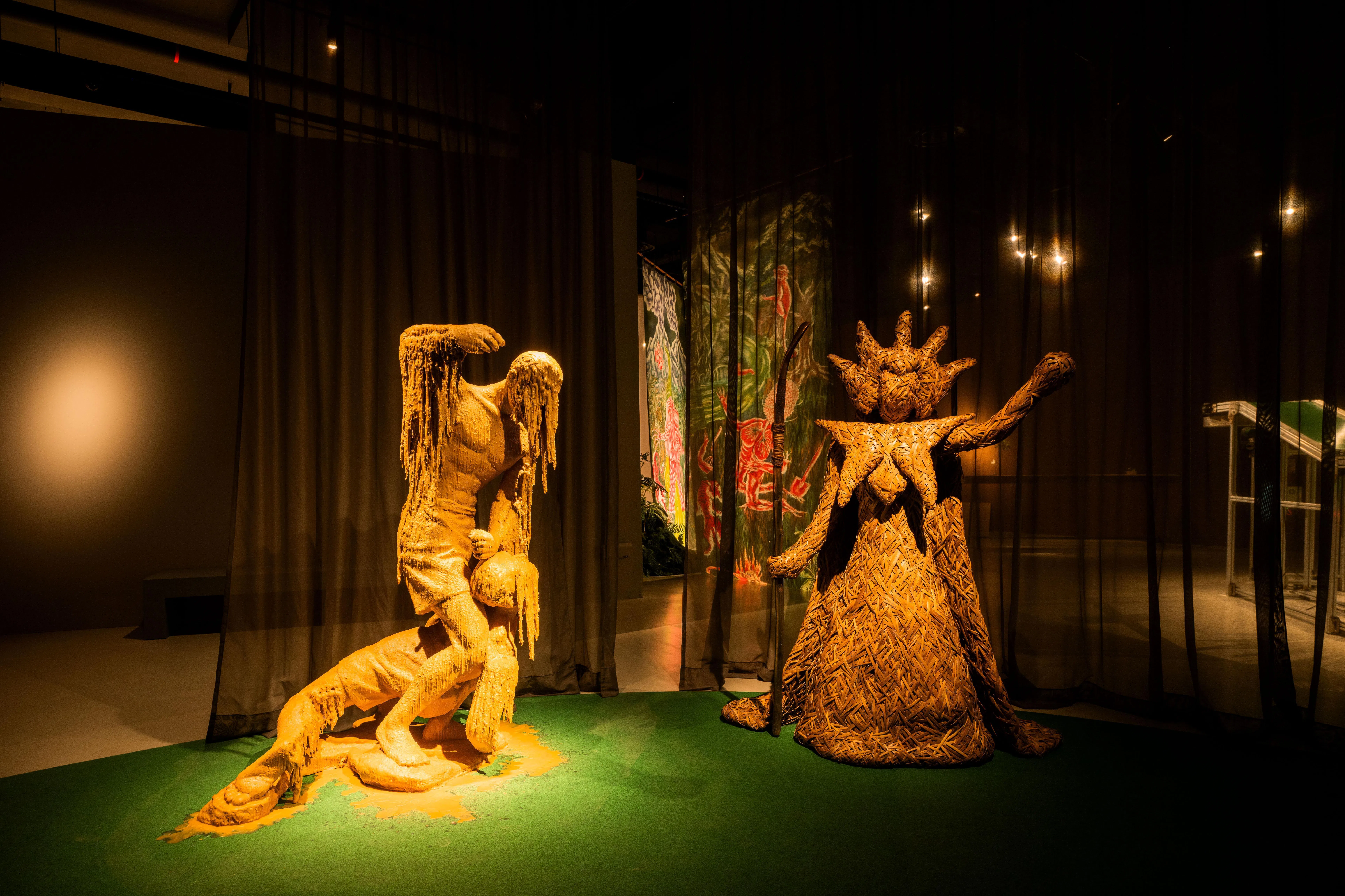印尼艺术家埃利亚·努尔维斯塔的装置《半影中的躯体：光的柔性机械装置》（2026），由棕榈树叶和油来铸造姿态各异的人物和碎片。（新加坡美术馆提供）