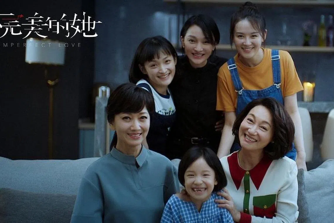 惠英红（前排右一）和赵雅芝（前排左一）、周迅（后排中）在《不完美的她》斗演技。（互联网）