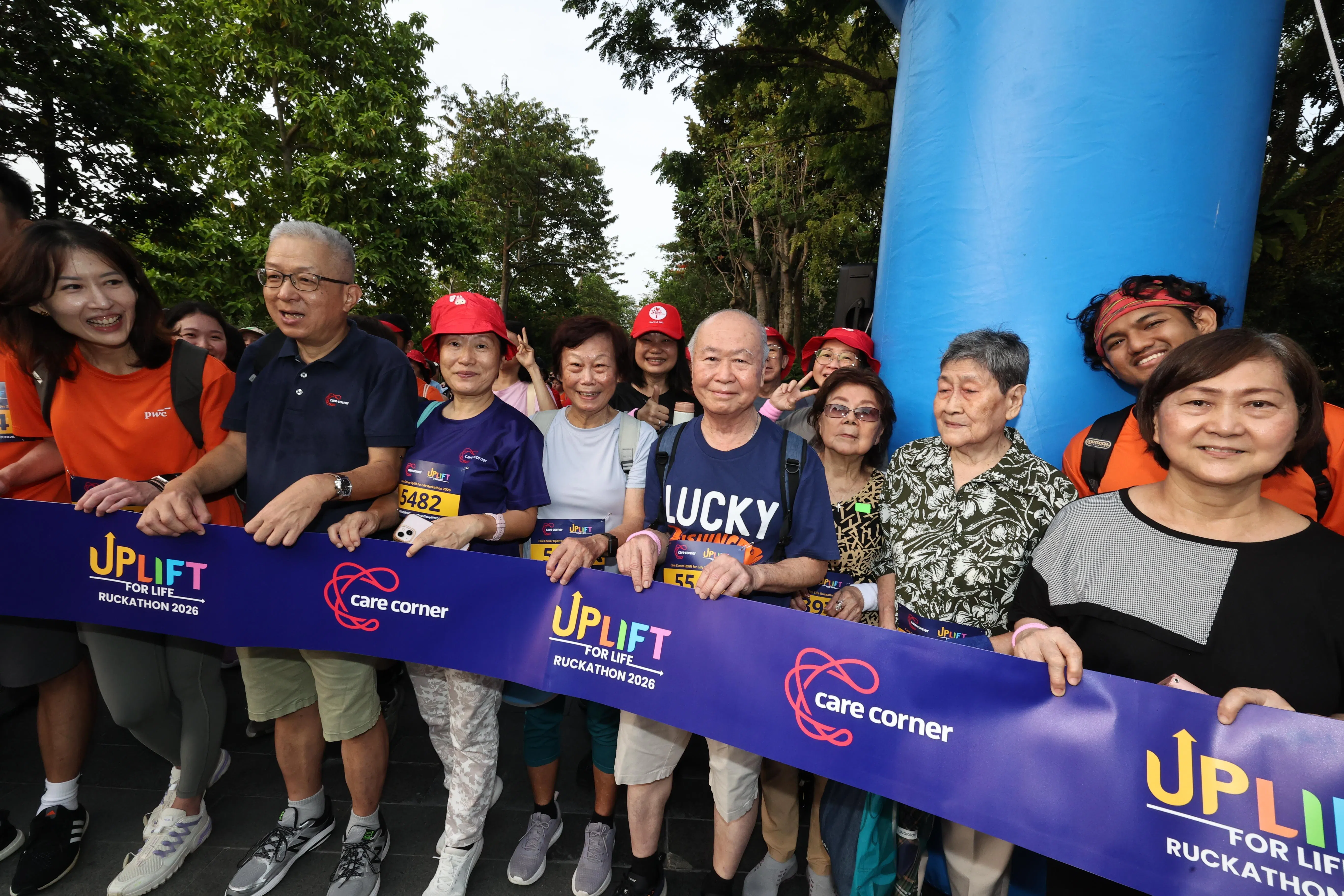 共有约2000名参与者在滨海湾花园参加关怀机构的负重步行活动，参与者通过步行与负重体验，象征与受惠家庭共同分担压力，并为筹款项目出一分力。（周国威摄）
