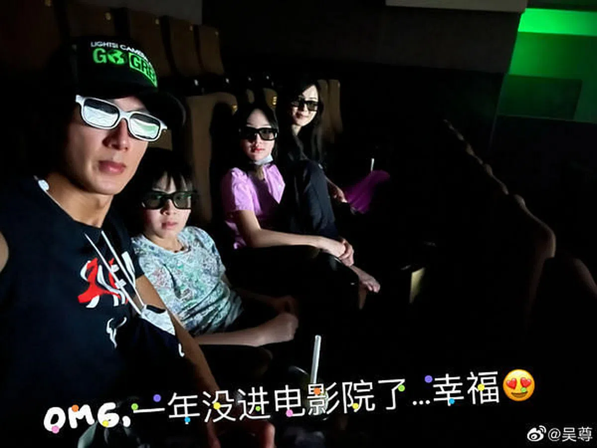 吴尊带家人到电影院看《侏罗纪世界3》。（取自微博） 