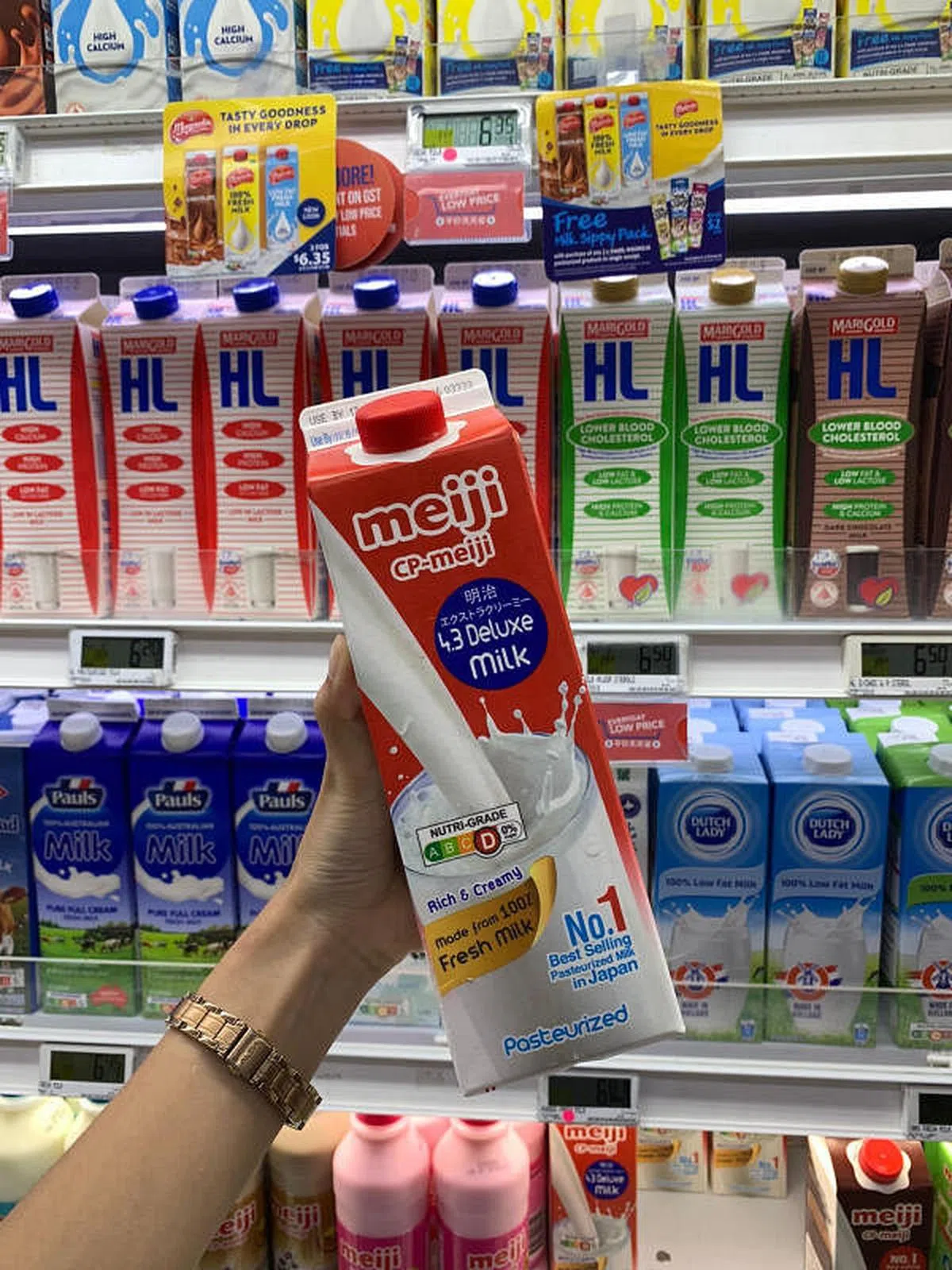 公众发现市面上纯鲜奶的营养等级比果汁汽水还低。（王佳慧摄）