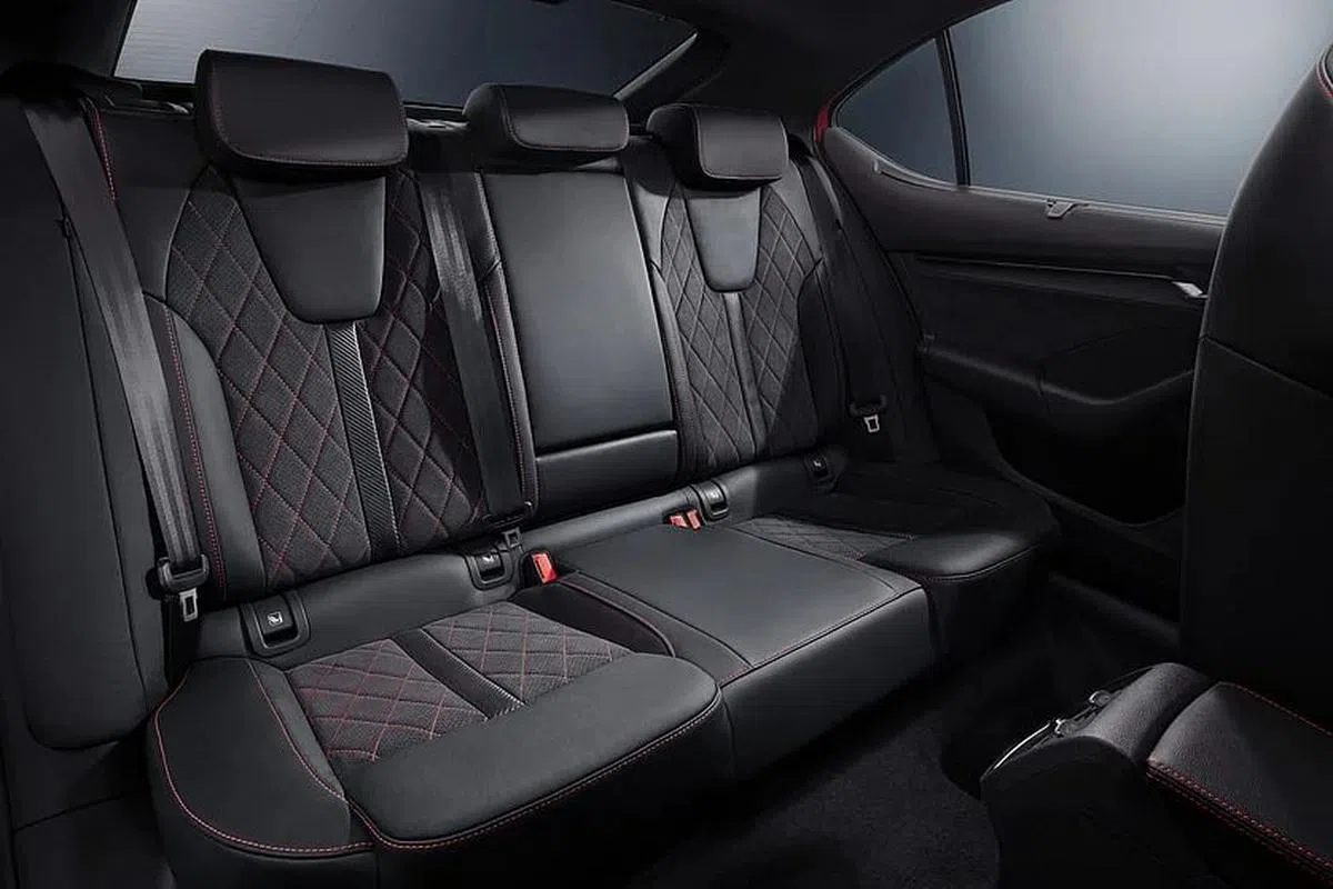 后座宽敞，若将椅背向下折叠，可另外腾出1060升的载物容量空间。（照片由车商提供）