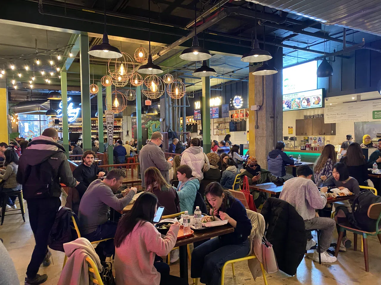 本地小贩美食进驻纽约第50街的“城市小贩”（Urban Hawker）。（档案照片）