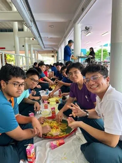 马来族学生参与马来传统美食Nasi Ambeng工作坊，了解这道菜背后的典故、历史。（安德逊实龙岗初院提供）
