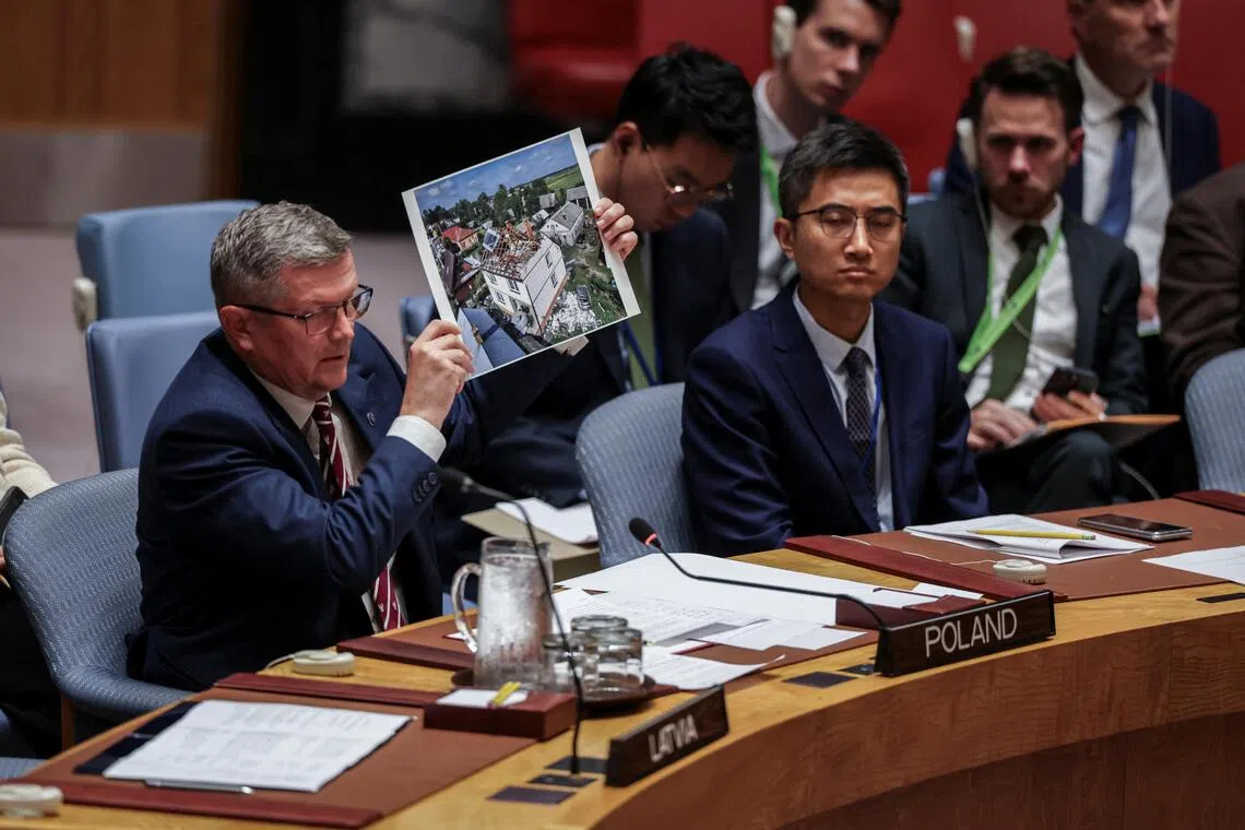 波兰国务卿博萨茨基向安理会展示多张照片，指被击落无人机的部分部件上有俄罗斯文字。（路透社）