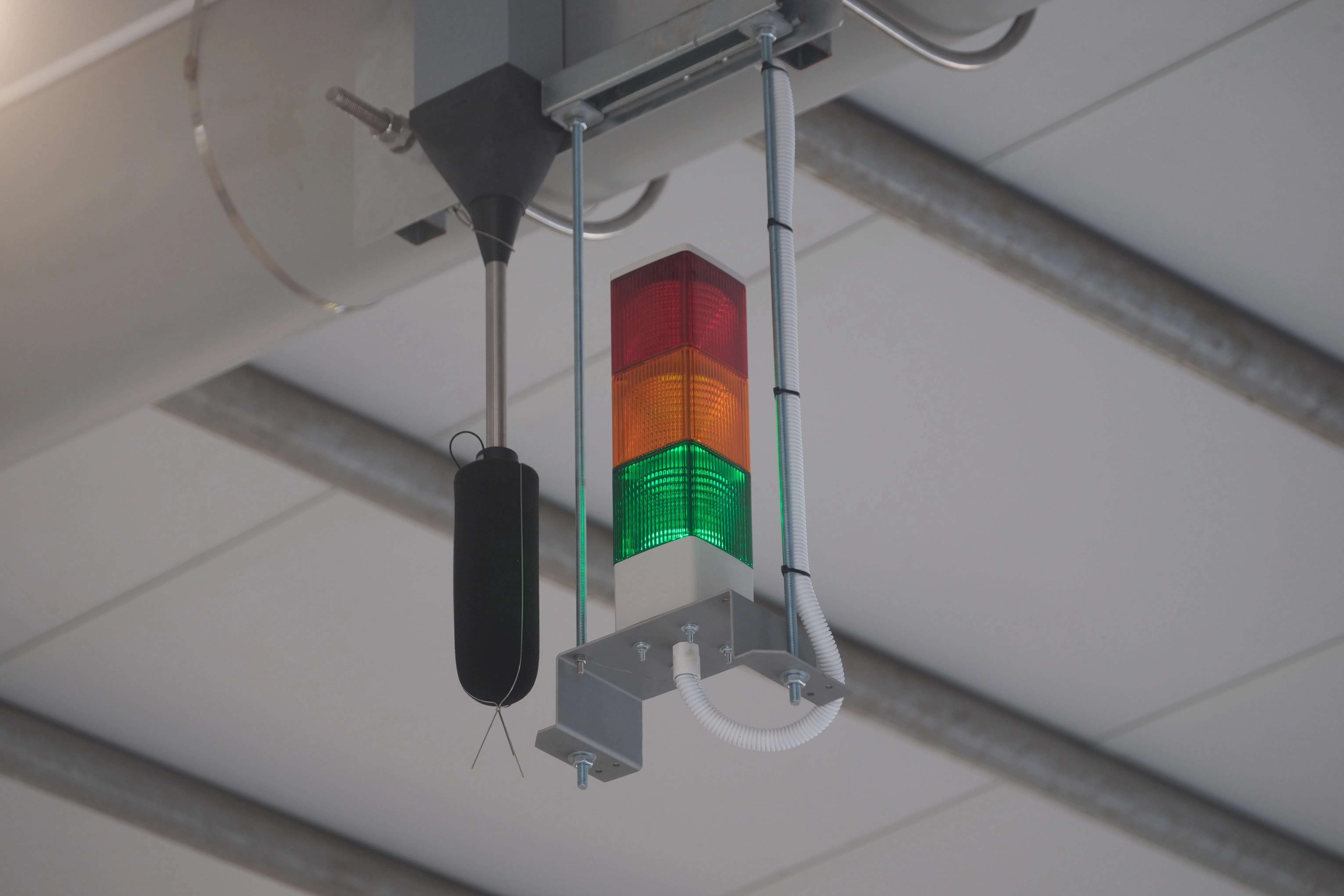 监测系统的外观类似交通灯，设有绿色、琥珀色（黄色）和红色三个指示灯，能直观地反映场地的实时噪音水平。（曾坤顺摄）