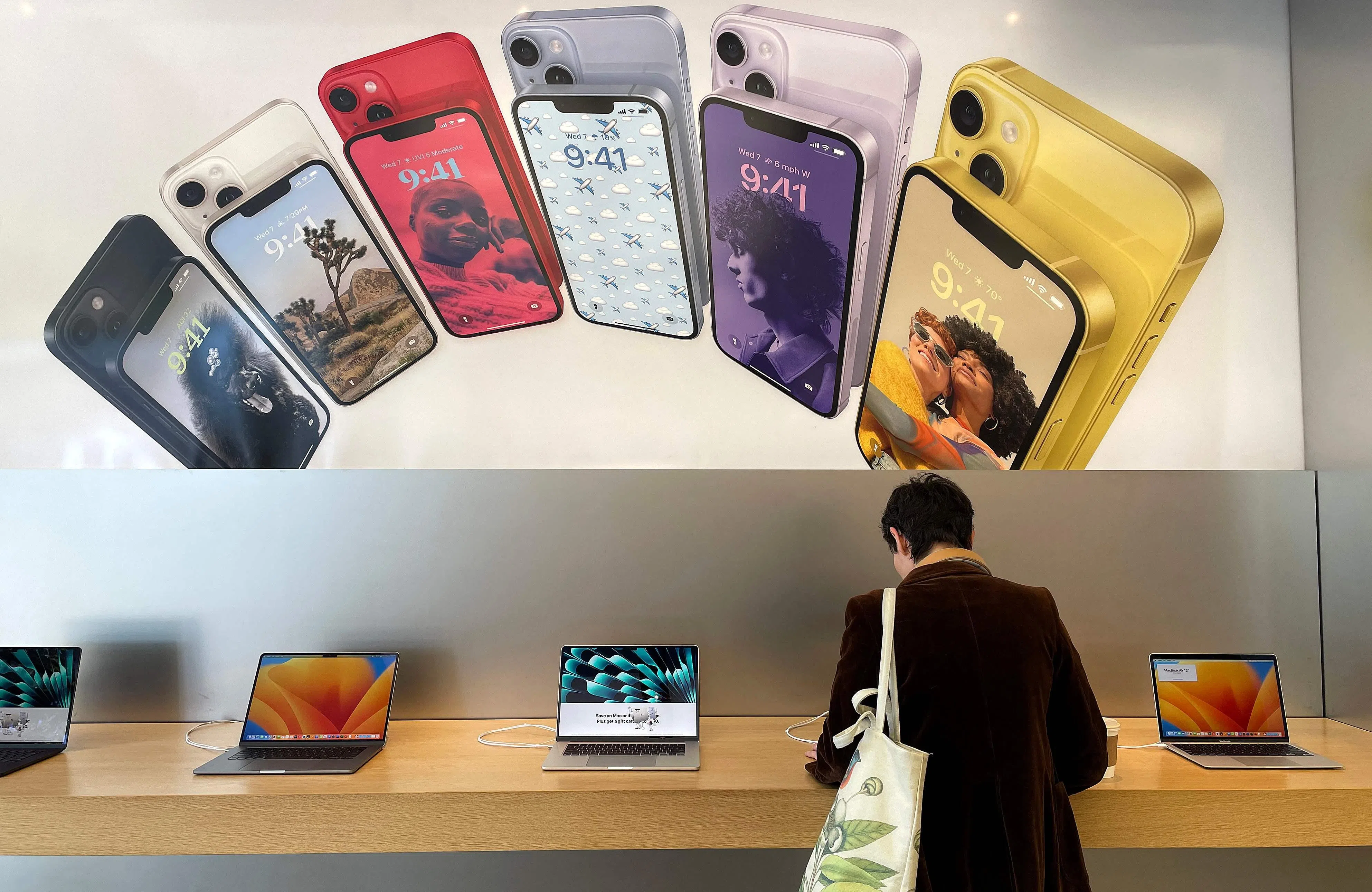 市场消息传，中国计划将iPhone的使用禁令扩大到政府支持的机构和国有企业。（法新社）