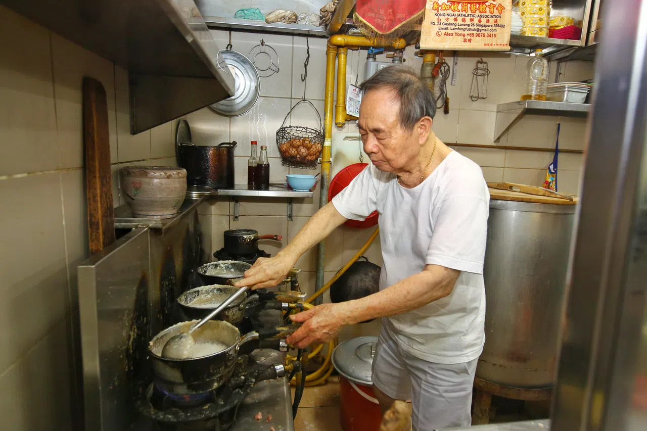 鸿记粥米粒绵密，有广东粥的浓郁风味。（特约陈福洲摄）