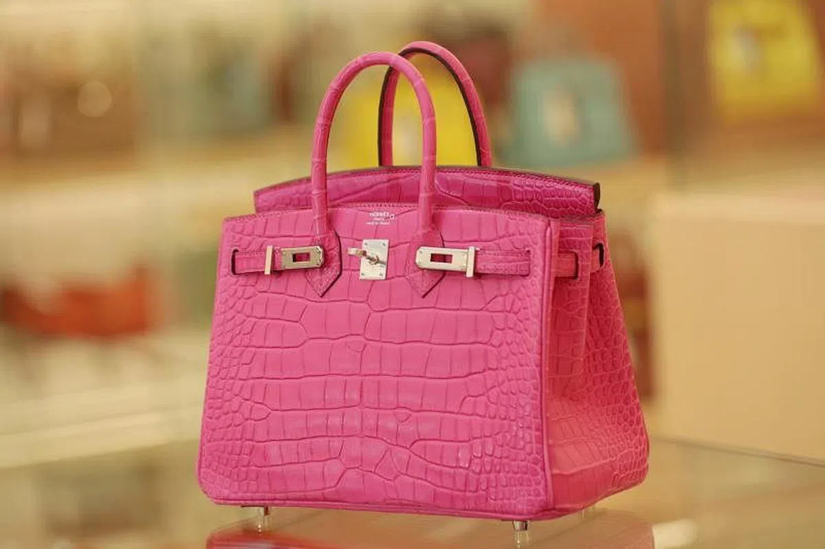 爱马仕的Birkin（图）和Kelly包包等候名单很长，不论客户进去哪一件爱马仕专卖店都很难买到这两款的包包。（照片来源：海峡时报）