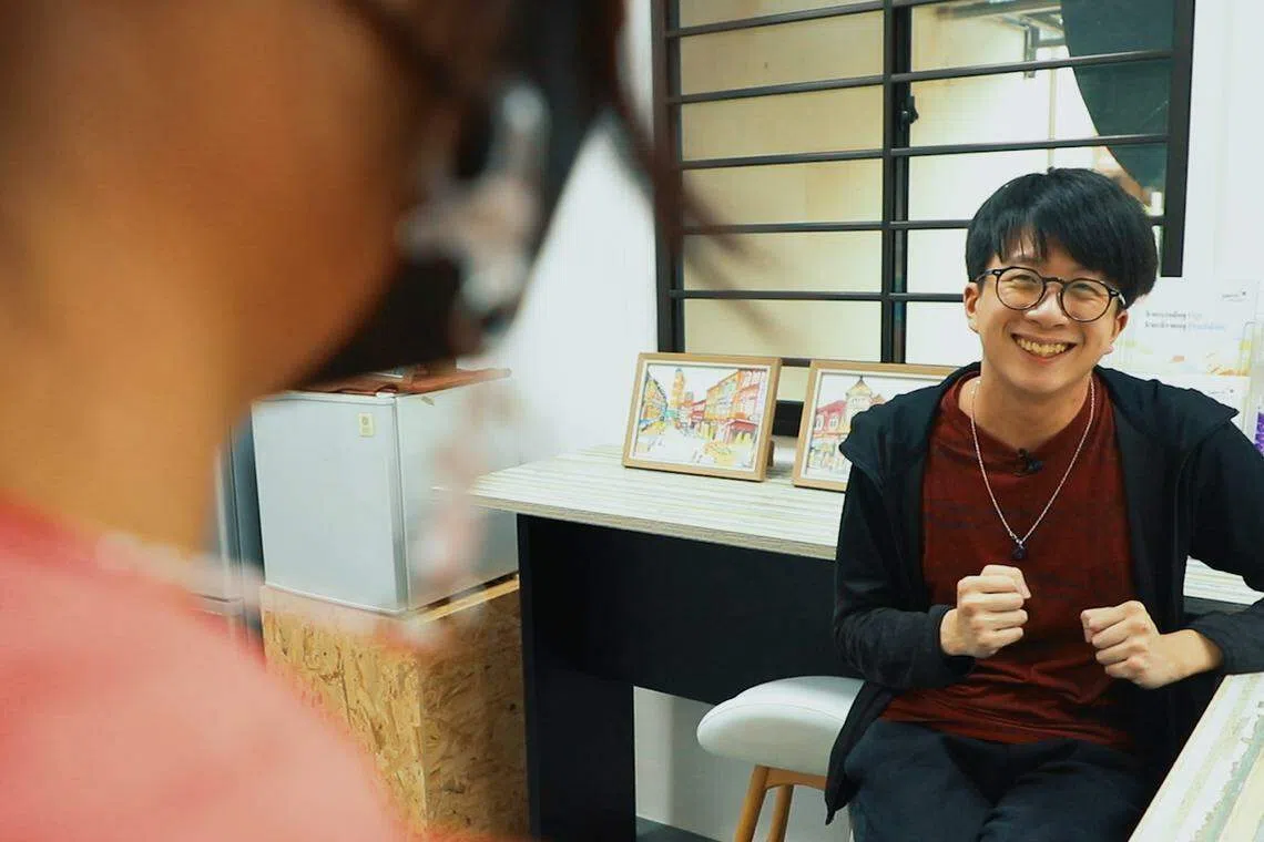 苏永胜积极做义工，用自己对抗抑郁症的经验帮助和他一样陷入困境的年轻人。（视频截图）