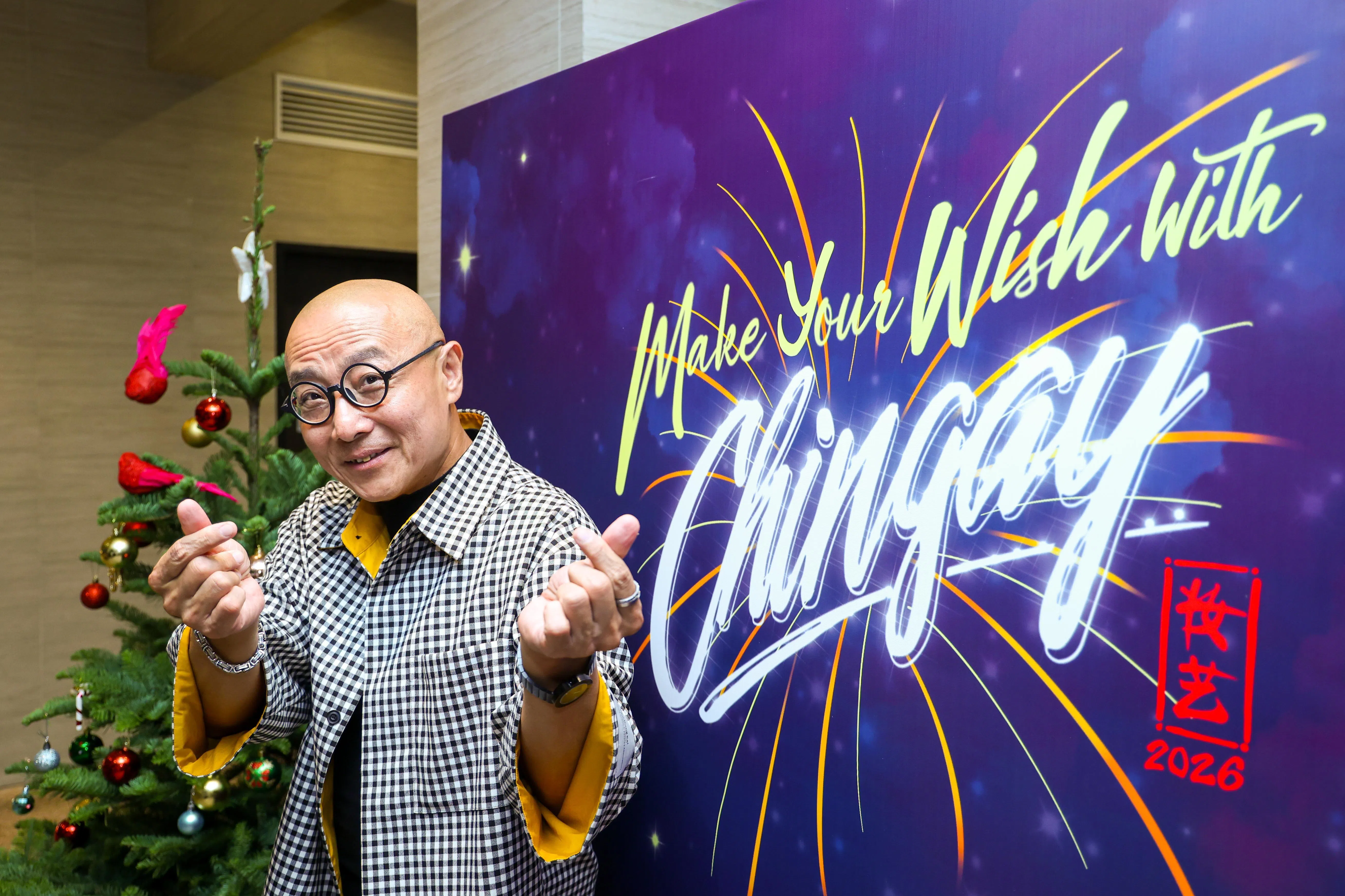 新加坡妆艺大游行艺术总监范东凯参与活动筹备超过30年。他2024年9月就已构思了2026年的妆艺主题。（林明顺摄）