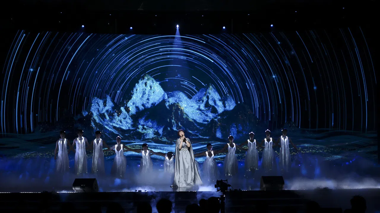 陈洁仪在台上唱《着迷》时，现场氛围澎湃。（阅文集团）