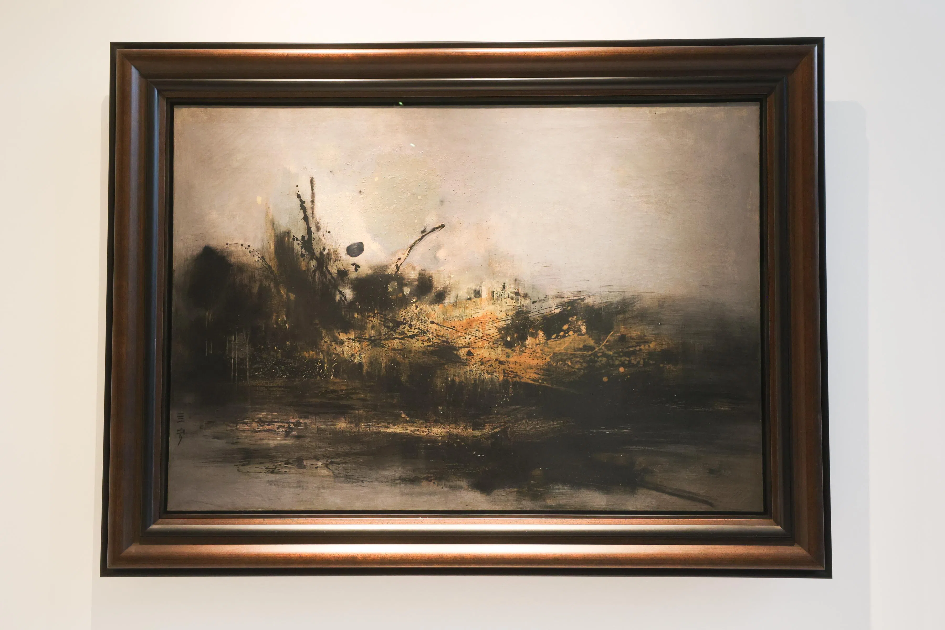 李汉民医生打白光以突出锺四宾的大幅抽象油画《景象》。（蔡家增摄）