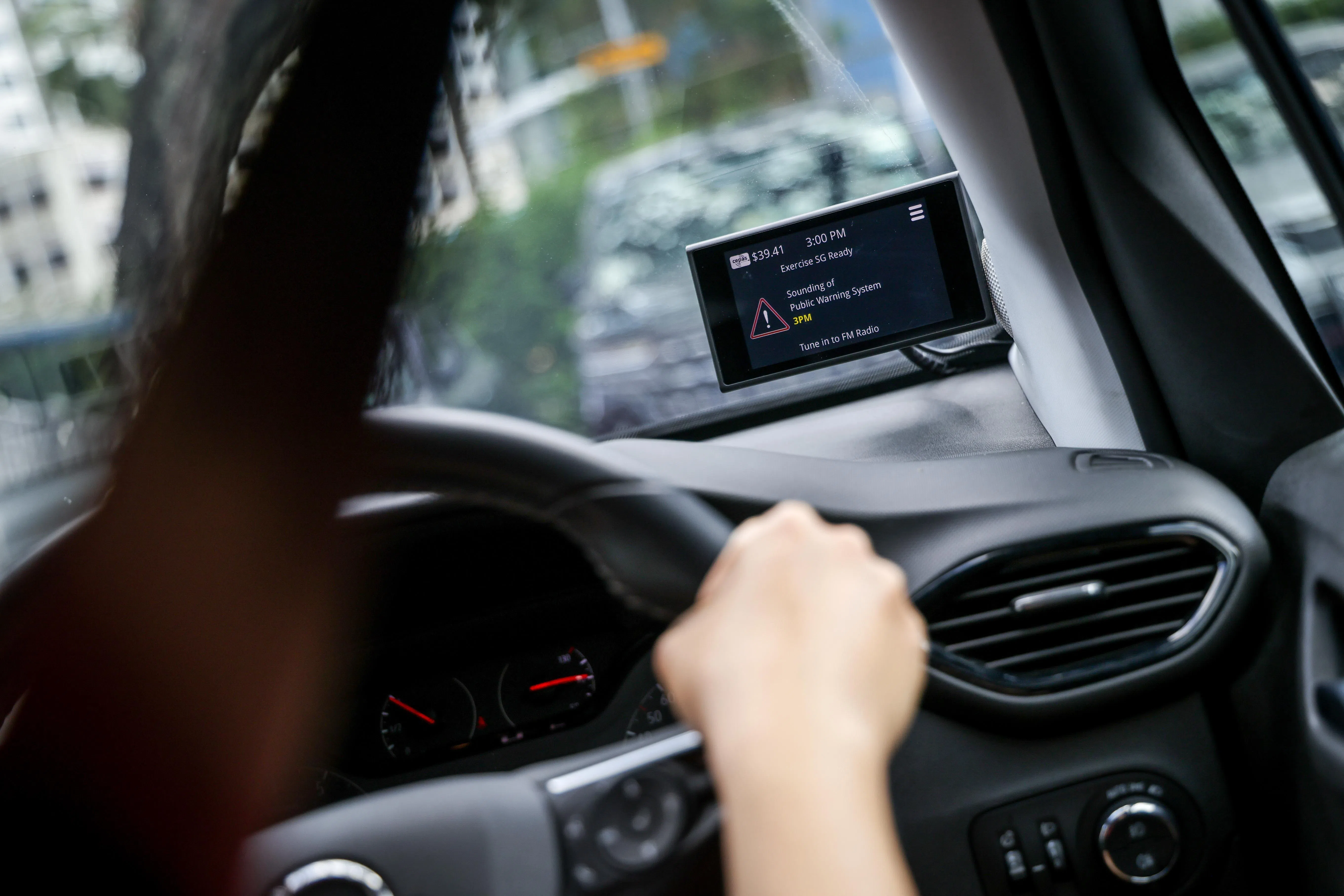 随着陆交局自行研发出外部电池装置，当局最近开始邀请约1万辆特斯拉电动车、无辅助电池的电动电单车，以及装有电池隔离器的车辆车主前去安装OBU。他们也有六个月的时间完成安装。（叶振忠摄）