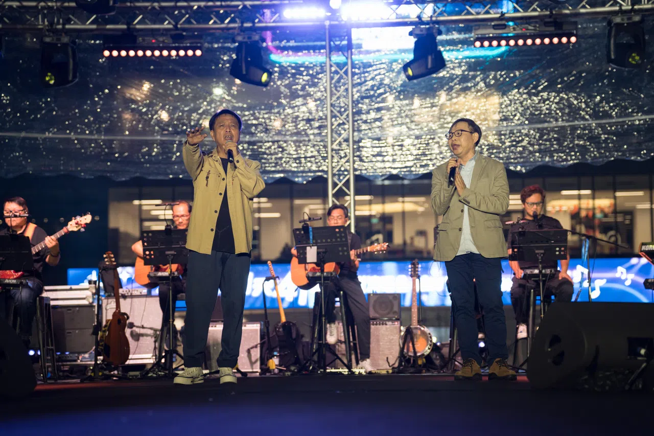 蔡忆仁（左）和周选礼（右）合唱《一幅画》。（弹唱人提供）
