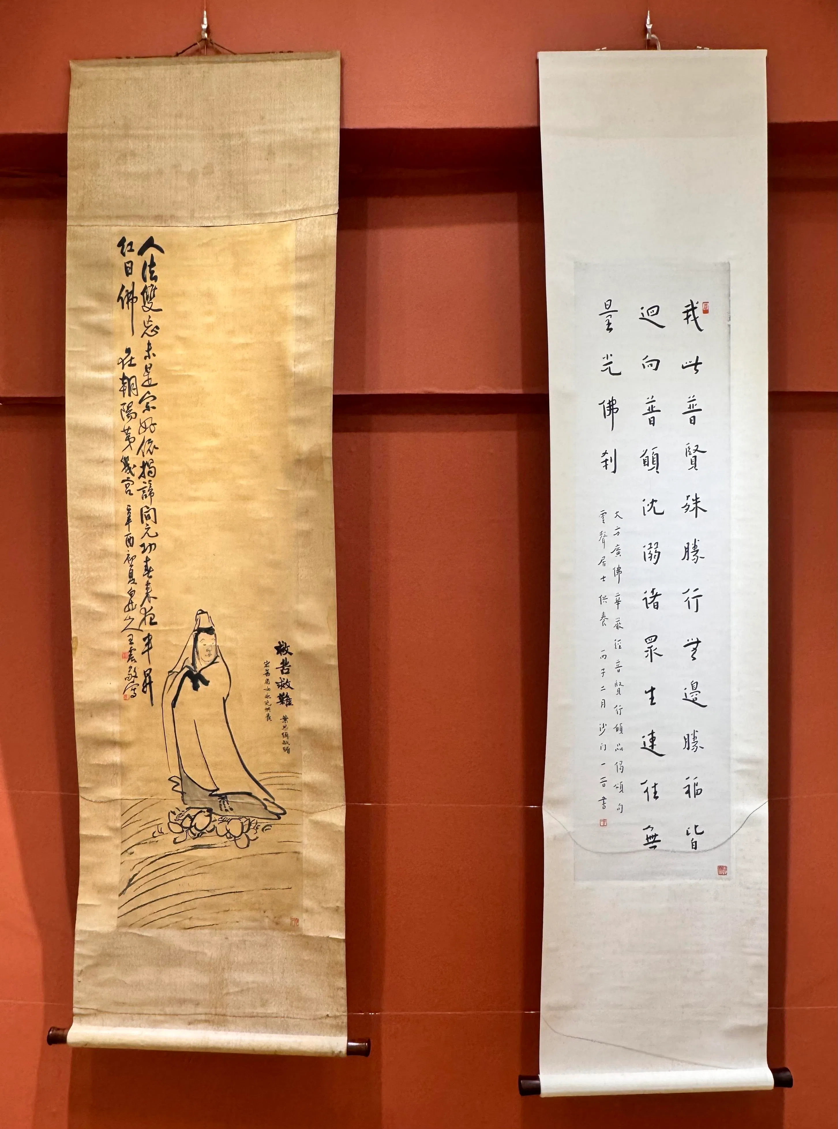 展览重点展品有弘一法师的行楷条幅（右）。（澄心堂提供）